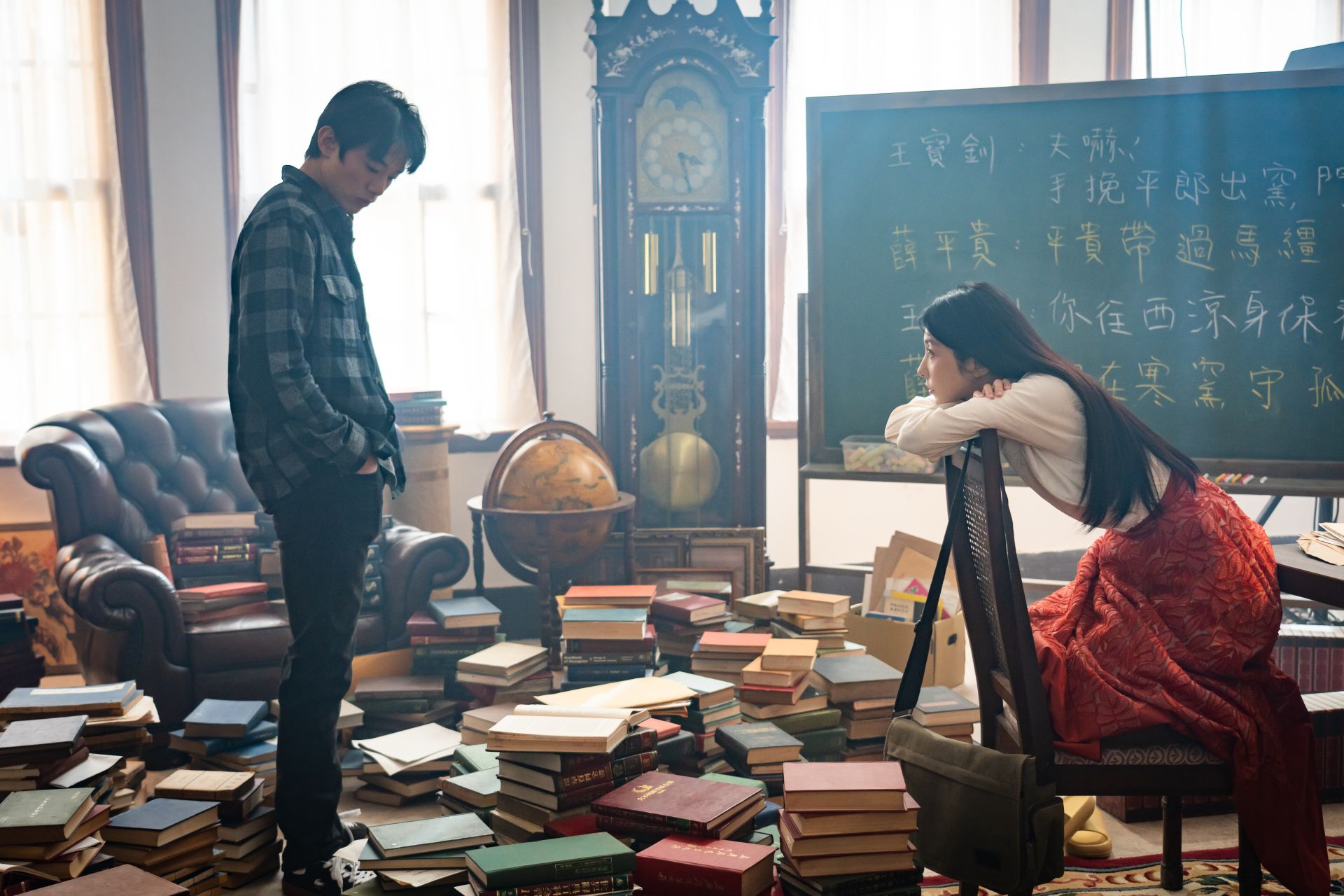 初孟軒（左）在劇場中遇見劇團名伶邵雨薇，一起苦思劇本。（風暴國際股份有限公司提供）