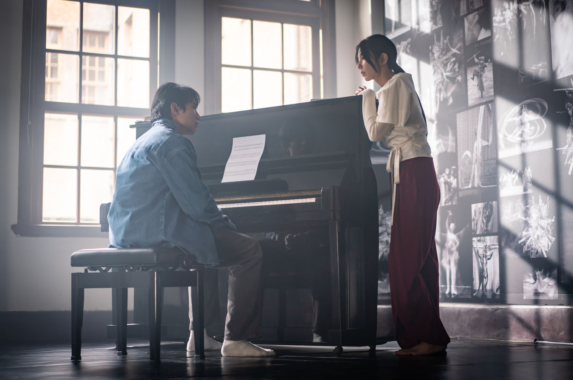 《啵me之我的青春住了鬼》初孟軒（左）在飾演新銳劇場導演，相當欣賞邵雨薇的才華。（風暴國際股份有限公司提供）