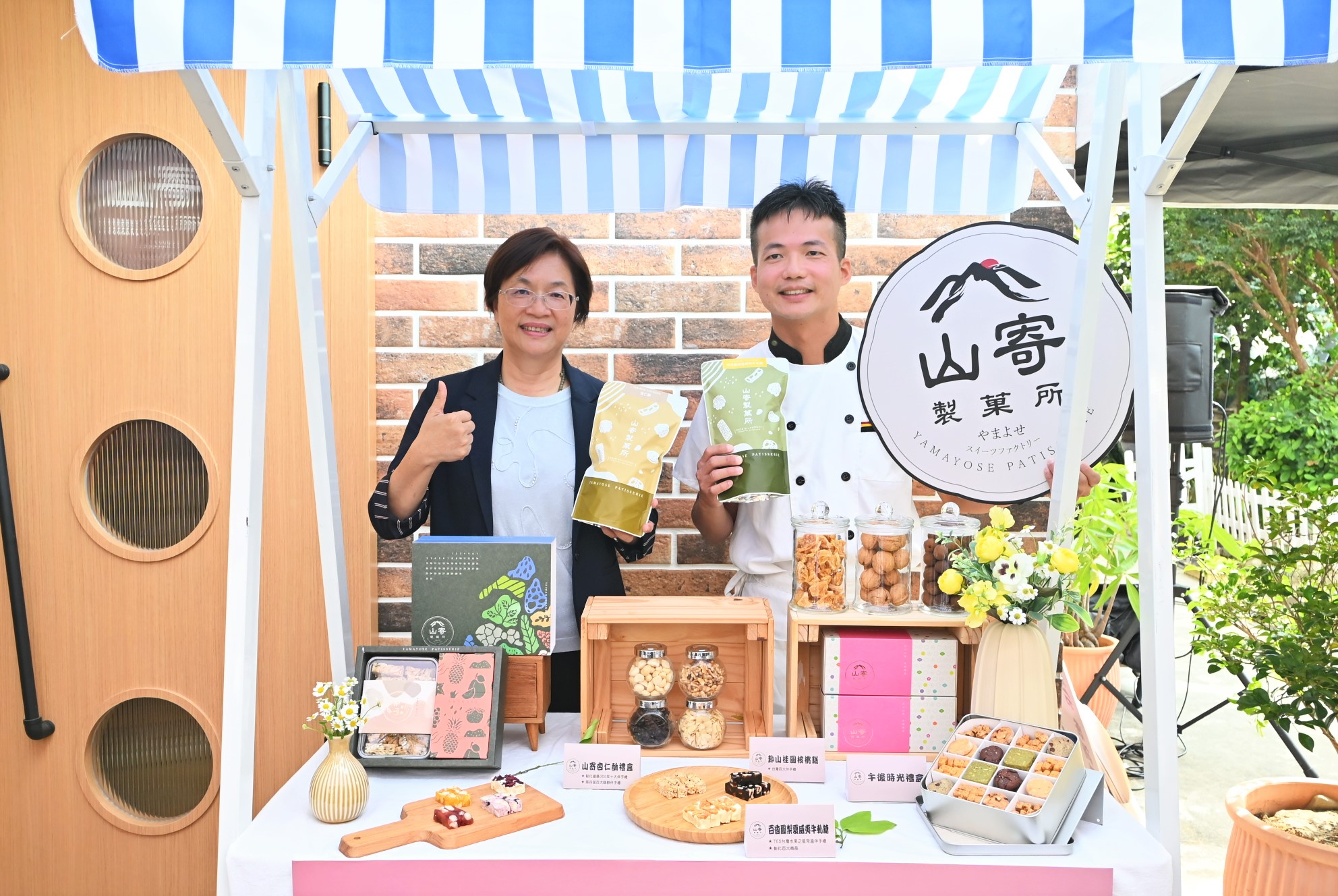 從市場攤商起家的「山寄製菓所」靠著青創資源逐步成長，彰化縣長王惠美今日到店關心，肯定青年何彥霖的創業毅力。（記者張溎壕攝）