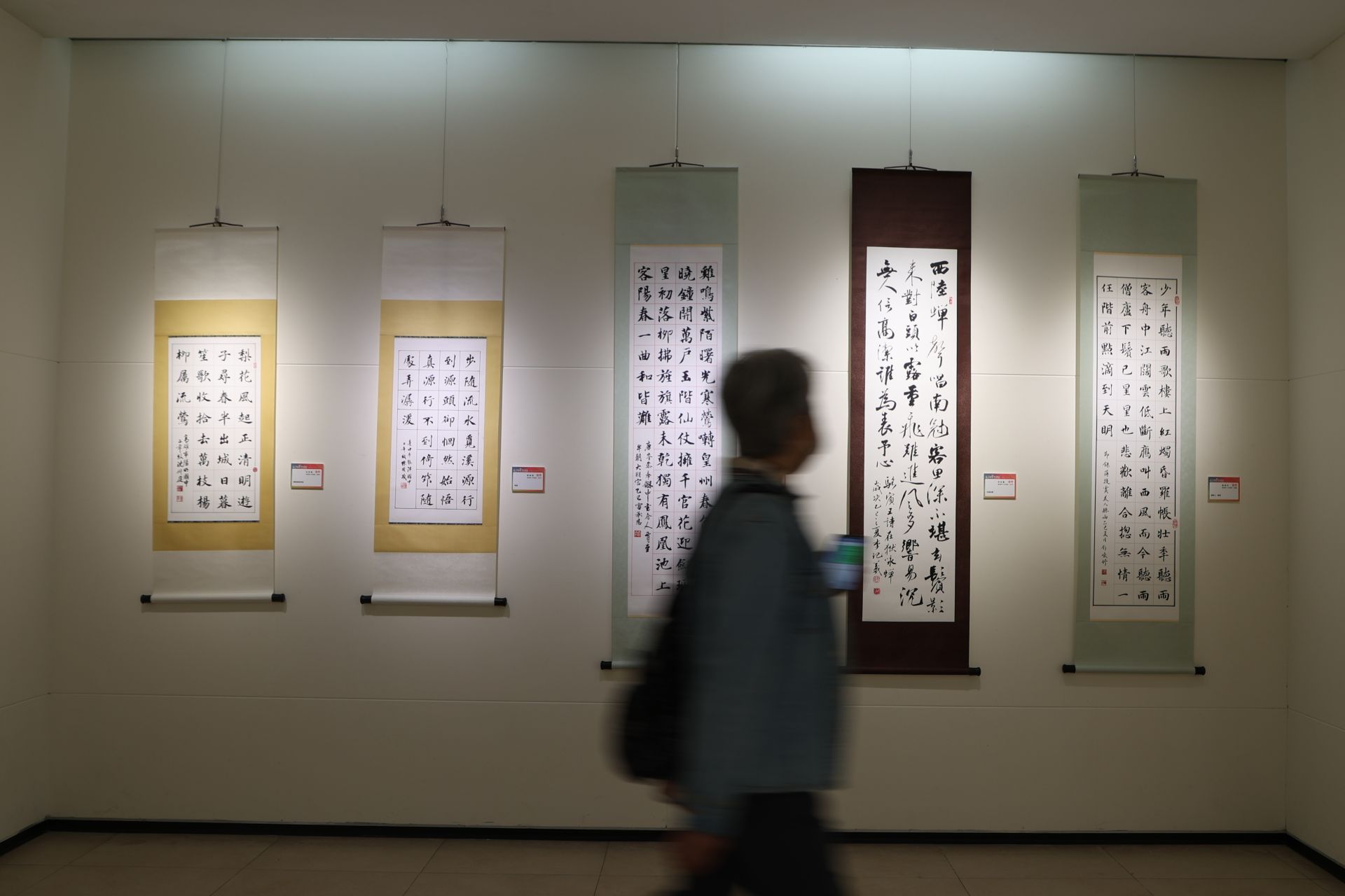 「孩子的藝想世界－第10屆全國學藝競賽公益畫展」即日起至12月17日在中正紀念堂3樓藝廊展出。（記者連琳攝）