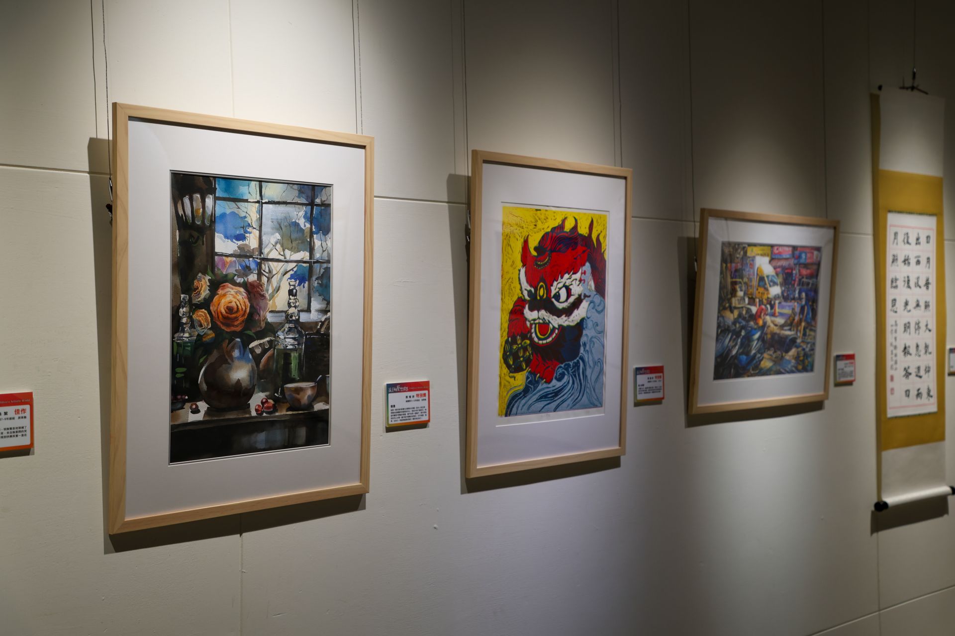 安得烈慈善協會主辦「孩子的藝想世界」公益畫展，展出全臺各地脫穎而出的136件優秀作品，涵蓋繪畫、書法與作文3大項目。（記者連琳攝）