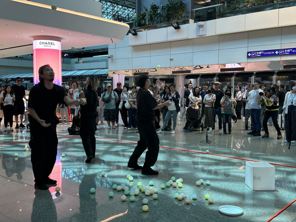 桃機公司促進社會參與，邀請藝文團體在公共空間與旅客一同分享臺灣在地文化價值。(桃機公司提供)