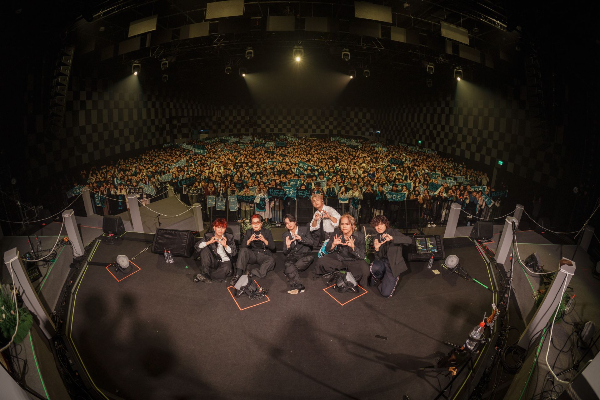 胡凱兒全體（小布）左起 、方文、浩澤、嘉恩、廷曜及樂手與粉絲大合照。 （Who Cares胡凱兒提供）