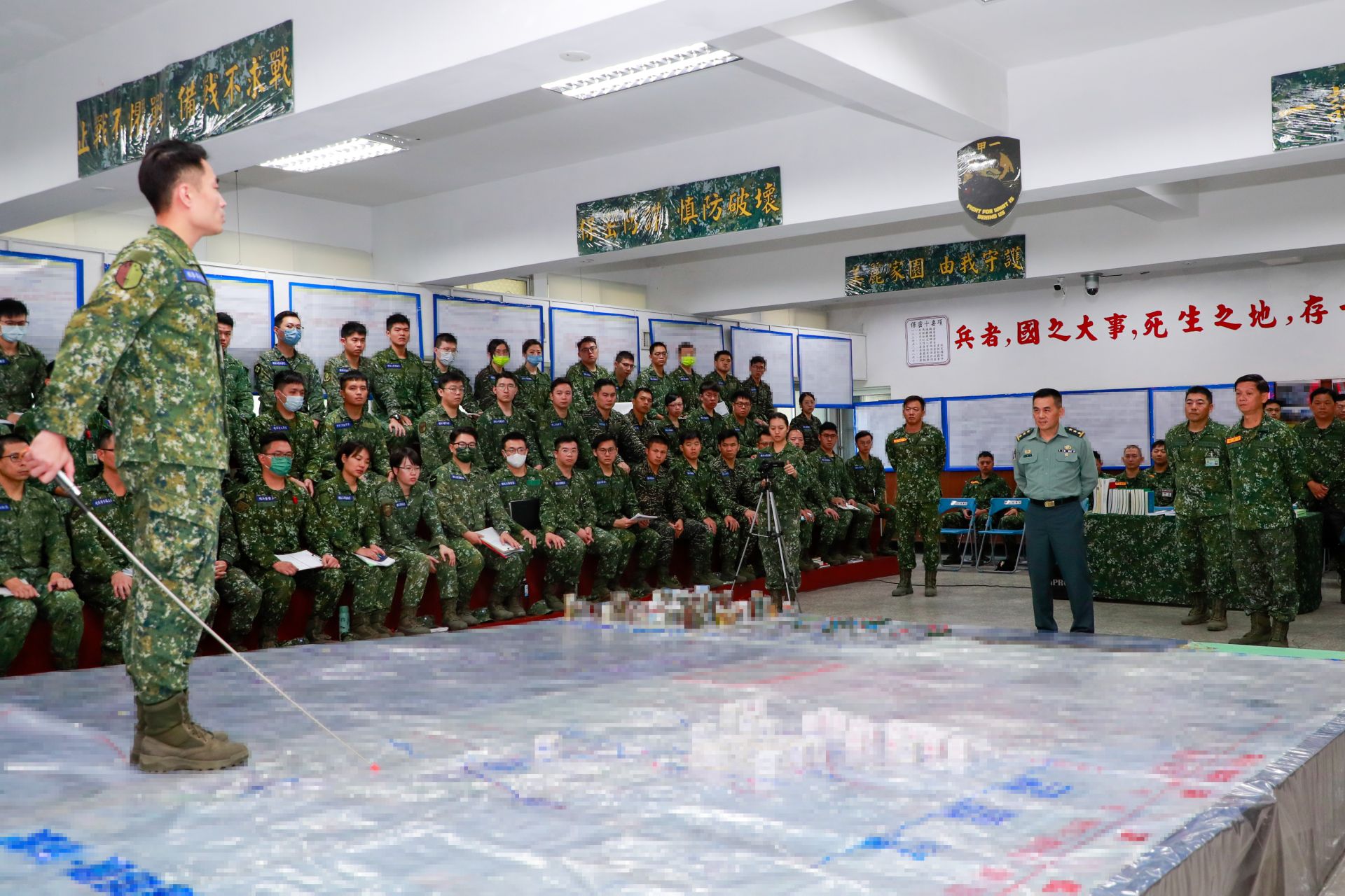 陸軍司令呂坤修上將視導協同操演實況 ，勉學員奠定兵種協同作戰基礎。（陸軍司令部提供）