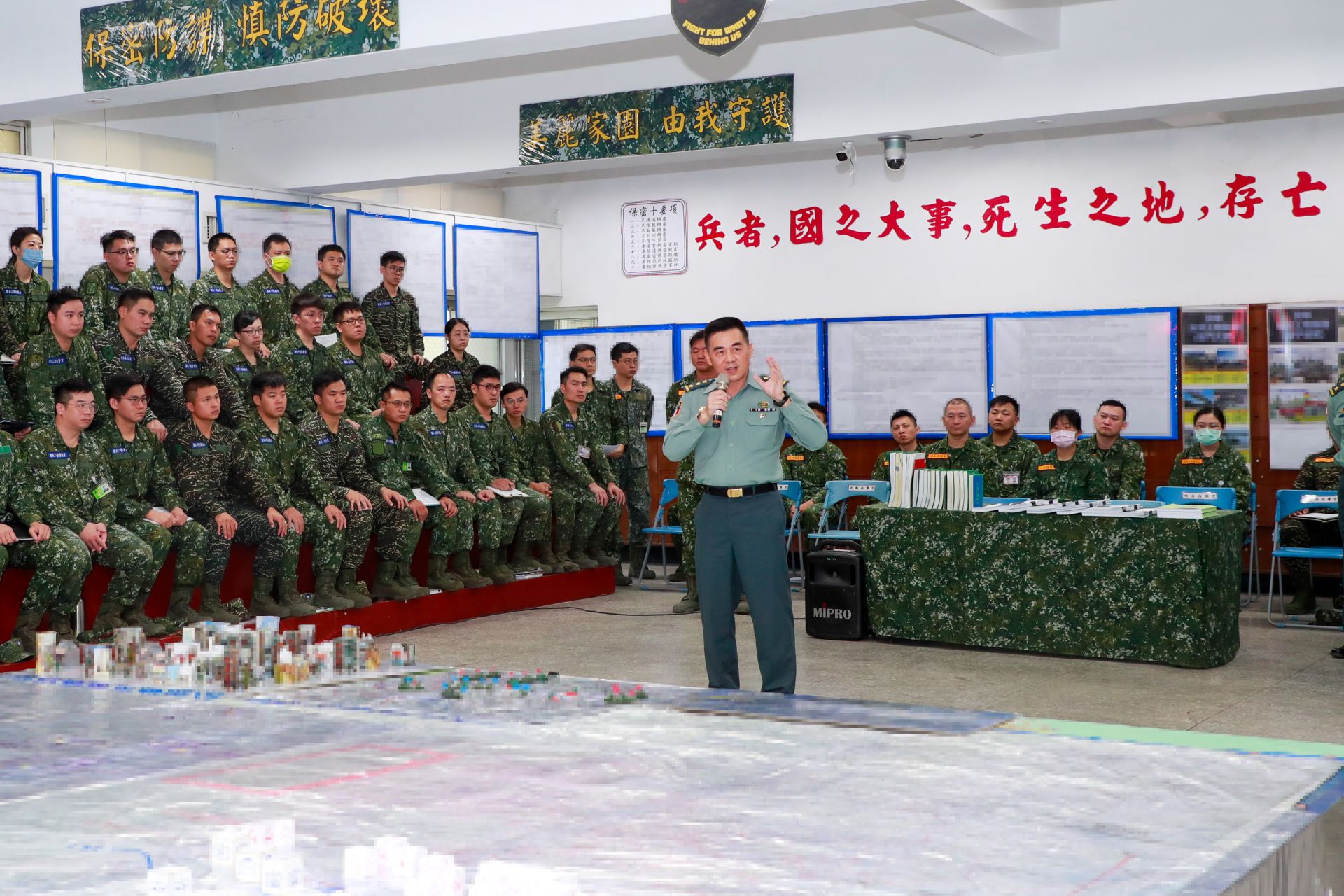 陸軍司令呂坤修上將視導協同操演實況 ，勉學員奠定兵種協同作戰基礎。（陸軍司令部提供）