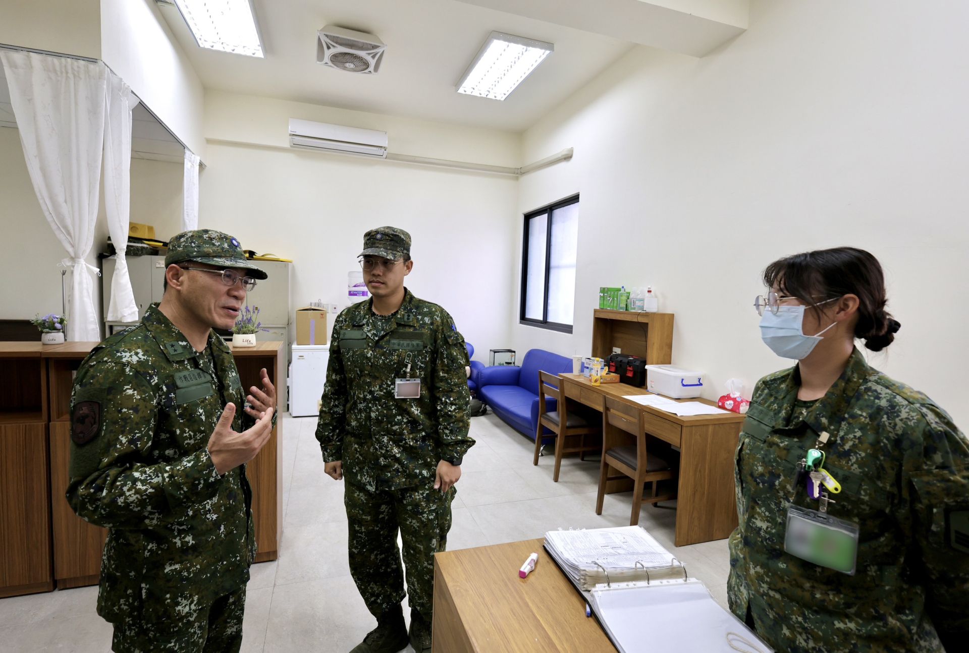 8軍團指揮官廖中將視導「興安專案」兵舍駐用情形，期營造溫馨、舒適、有溫度的住用環境。（8軍團提供）