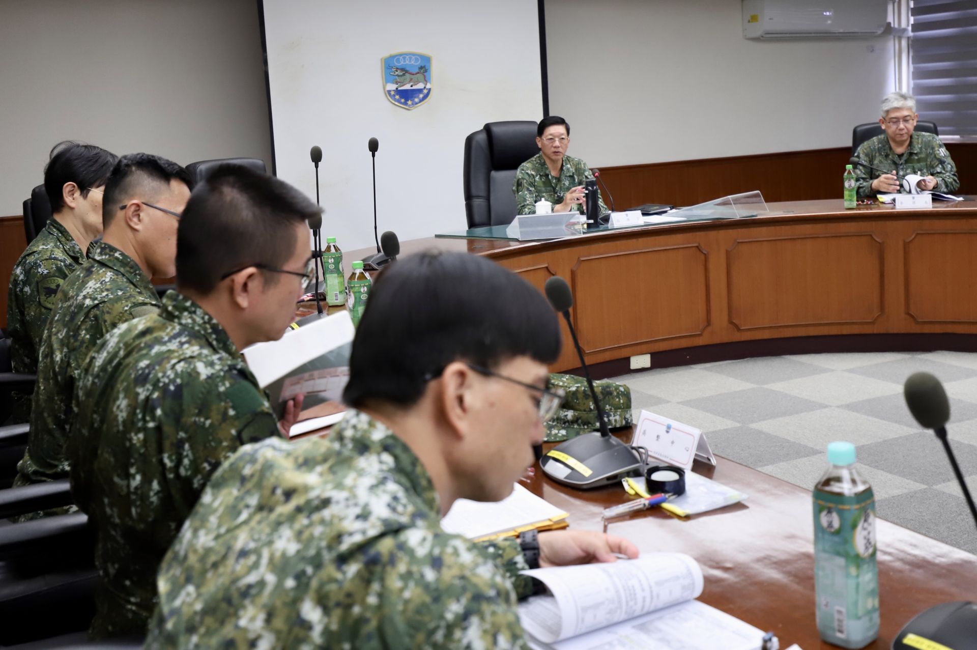陸勤部指揮官洪中將主持主官座談，強化後勤整備效能。（陸勤部提供）