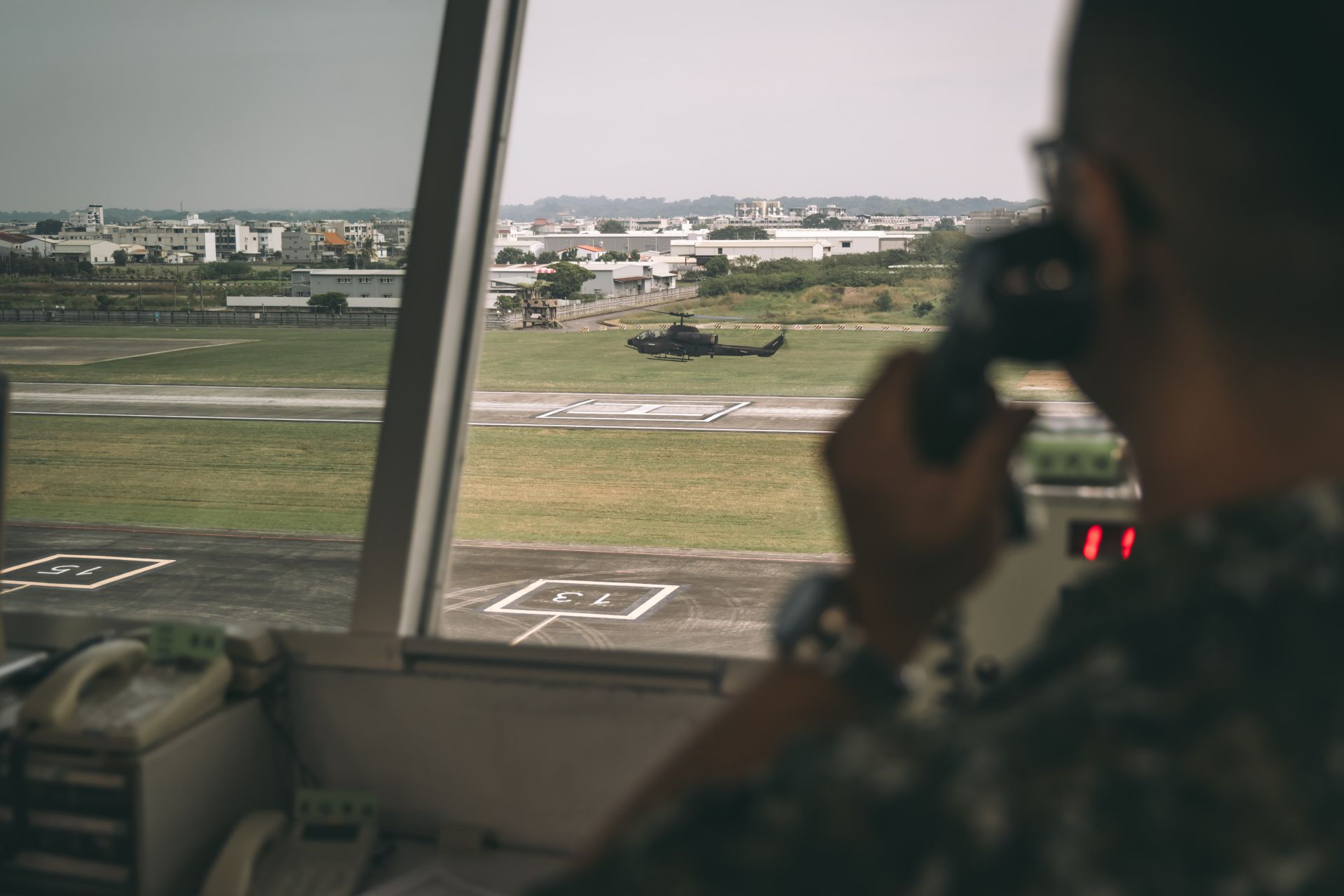 「航線席」官兵許可降落後，觀察直升機是否依照時間、位置要求執行降落。（記者陳彥陵攝）