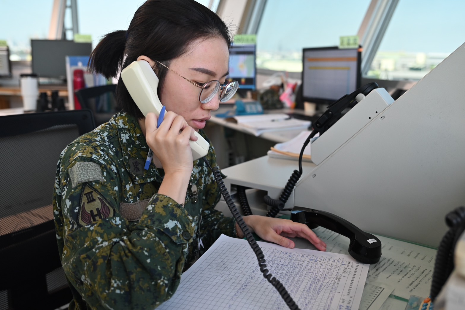 「空域席」官兵須同時監聽、記錄與快速決策，相當考驗專業技能與專注程度。（記者陳彥陵攝）