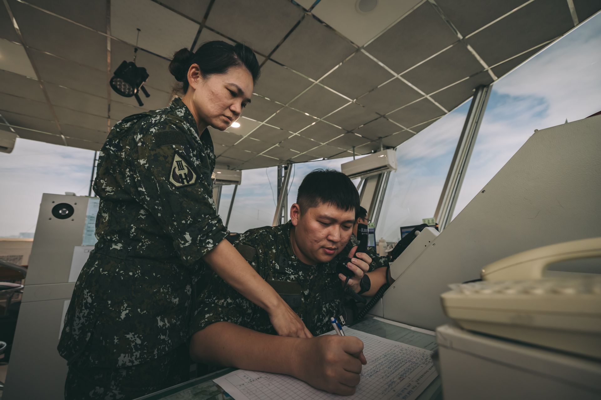「督導席」官兵須監督各席位執行運作，並在管制席位有狀況時接替管制，以維安全。（記者陳彥陵攝）
