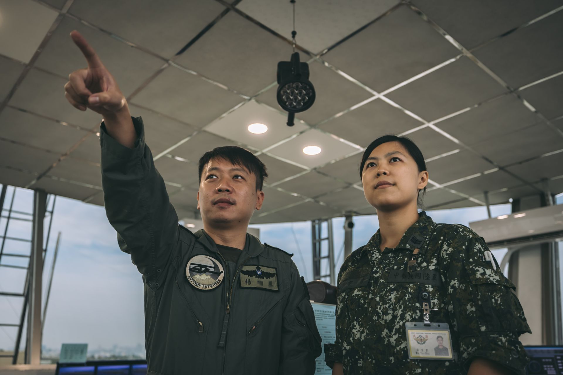 「塔輔官」可協助觀察直升機飛行姿態，給予各席位管制建議。（記者陳彥陵攝）