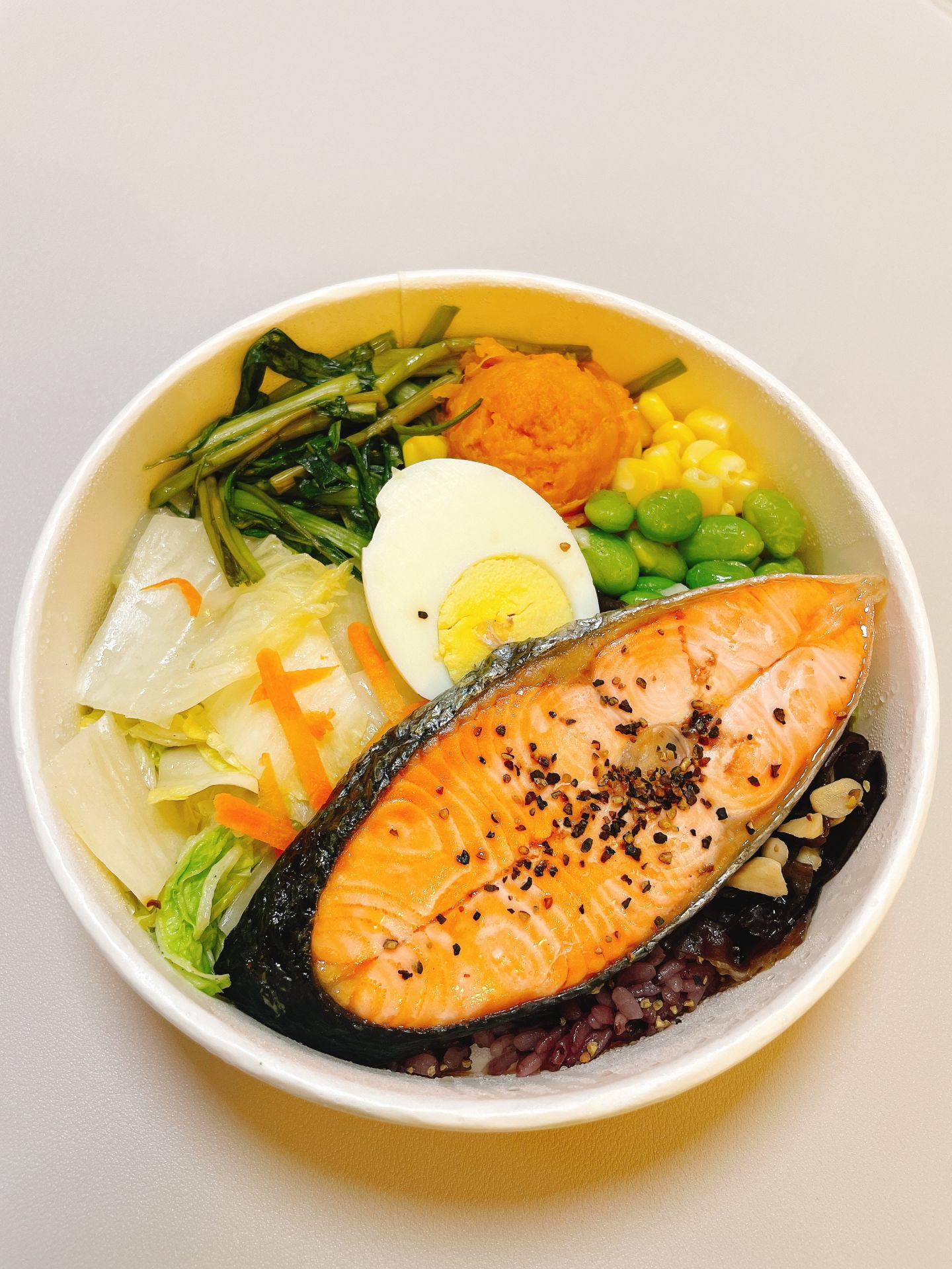 「享瘦健康輕食料理」以「輕盈卻不失美味」為理念，主打少油、低熱量多樣化健康餐盒。（記者范瑜攝）