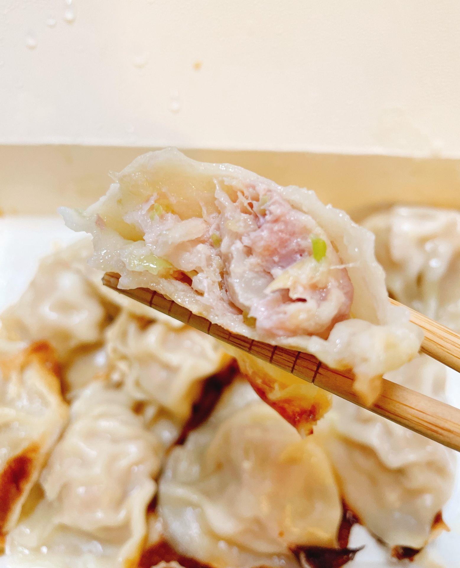 高麗菜黑豬肉水餃肉質細嫩，餡料中加入高麗菜，每顆餃子都能吃到鮮甜湯汁。（記者范瑜攝）