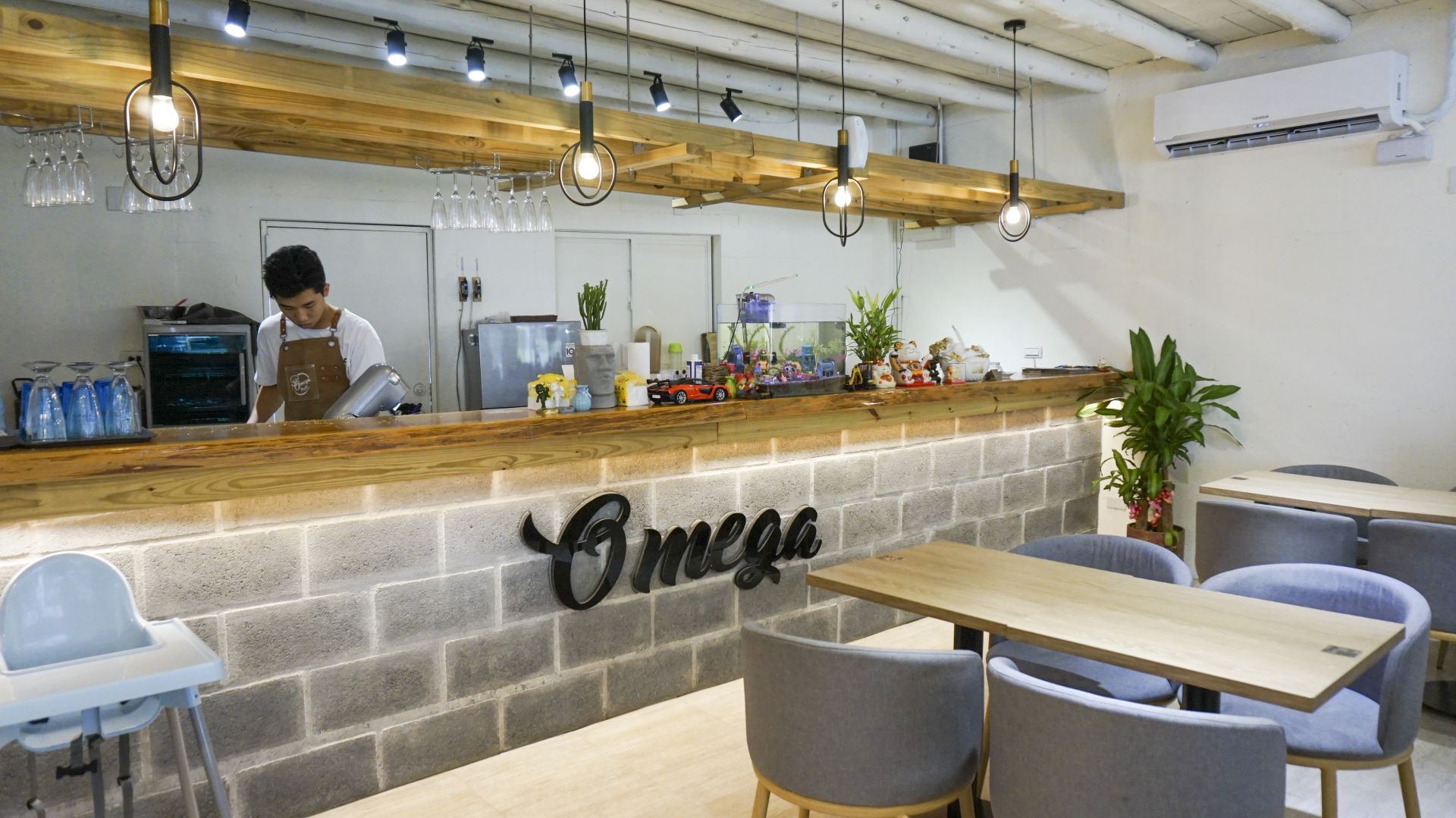 「歐米茄義式料理」融合歐式浪漫與現代簡約，打造寬敞舒適的用餐空間。（記者范瑜攝）