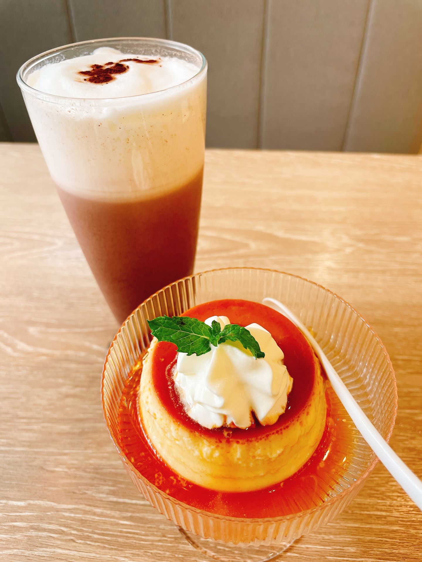 日式焦糖布丁搭配比利時可可歐蕾，特別適合午後時光享用。（記者范瑜攝）