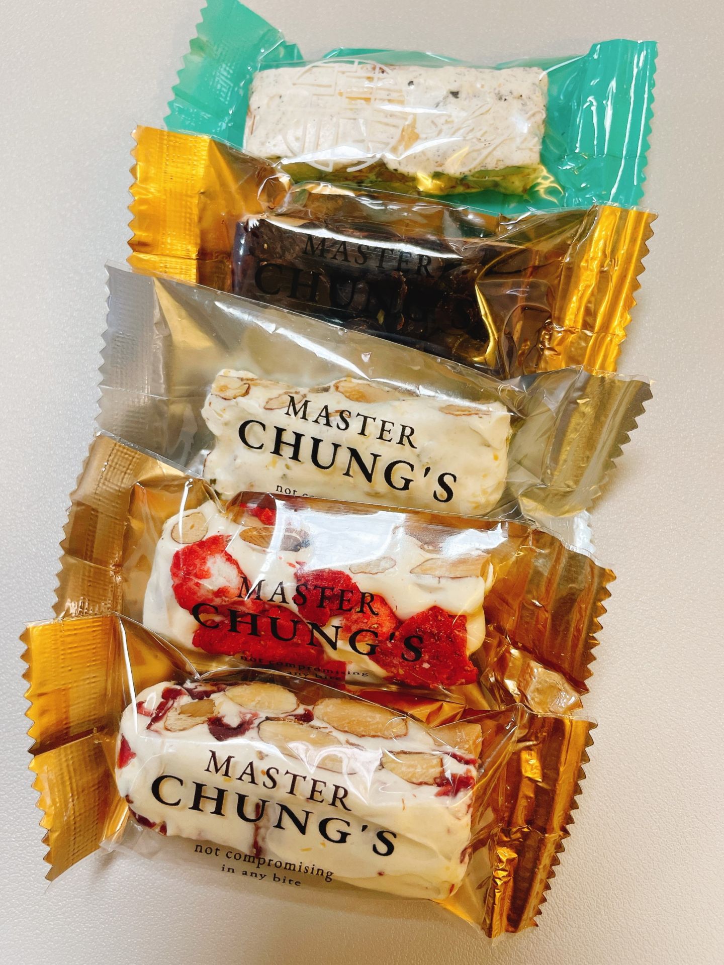 「鍾師父酵素牛軋糖」採用義大利蛋白霜、日本納豆酵素、紐西蘭安佳奶粉及奶油製作，有草莓、蔓越莓、巧克力等豐富口味。（記者范瑜攝）