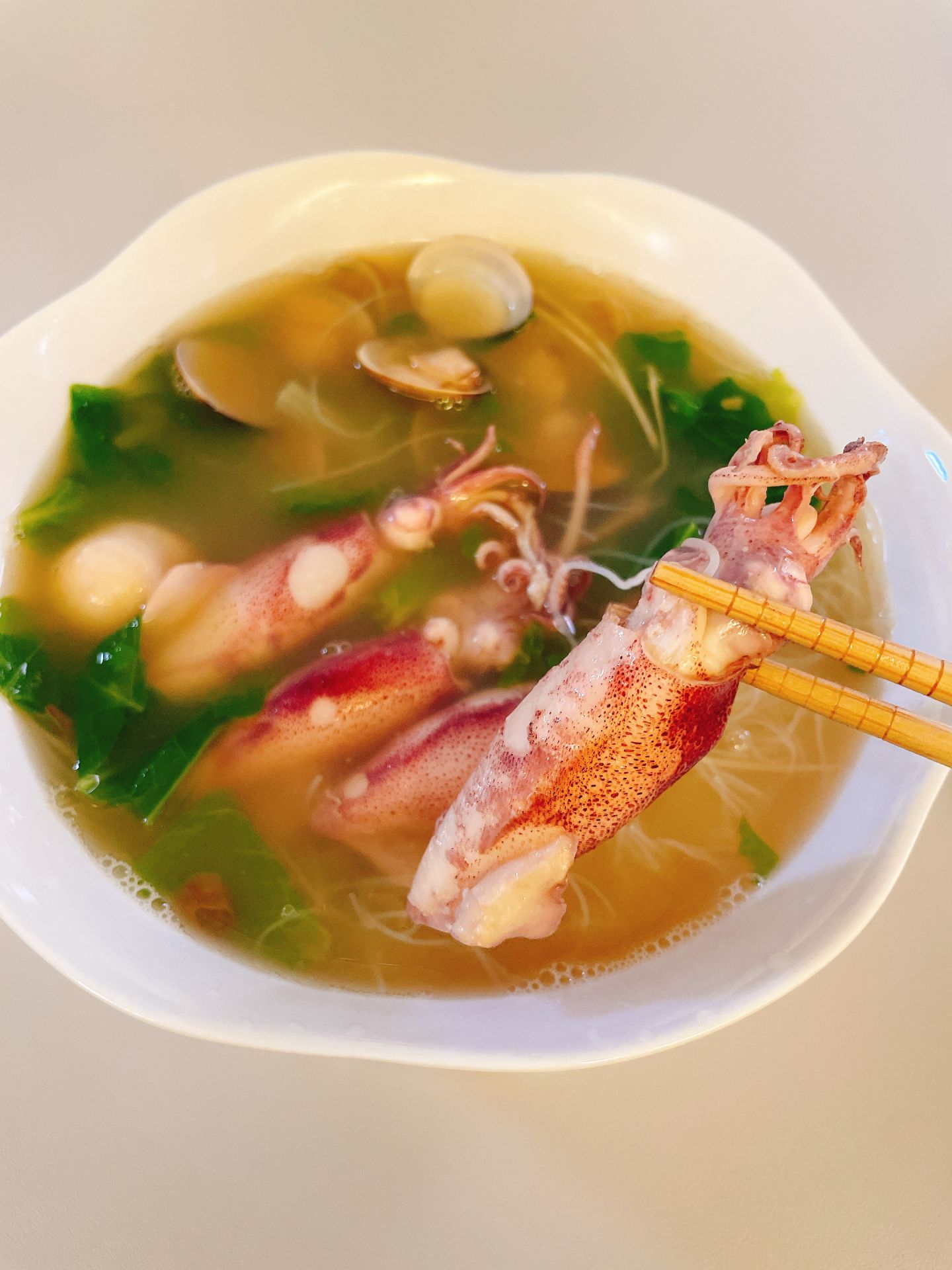 小卷米粉以肉質Q彈鮮甜的小卷，搭配蛤蜊、米粉，一大碗飽足感十足。（記者范瑜攝）