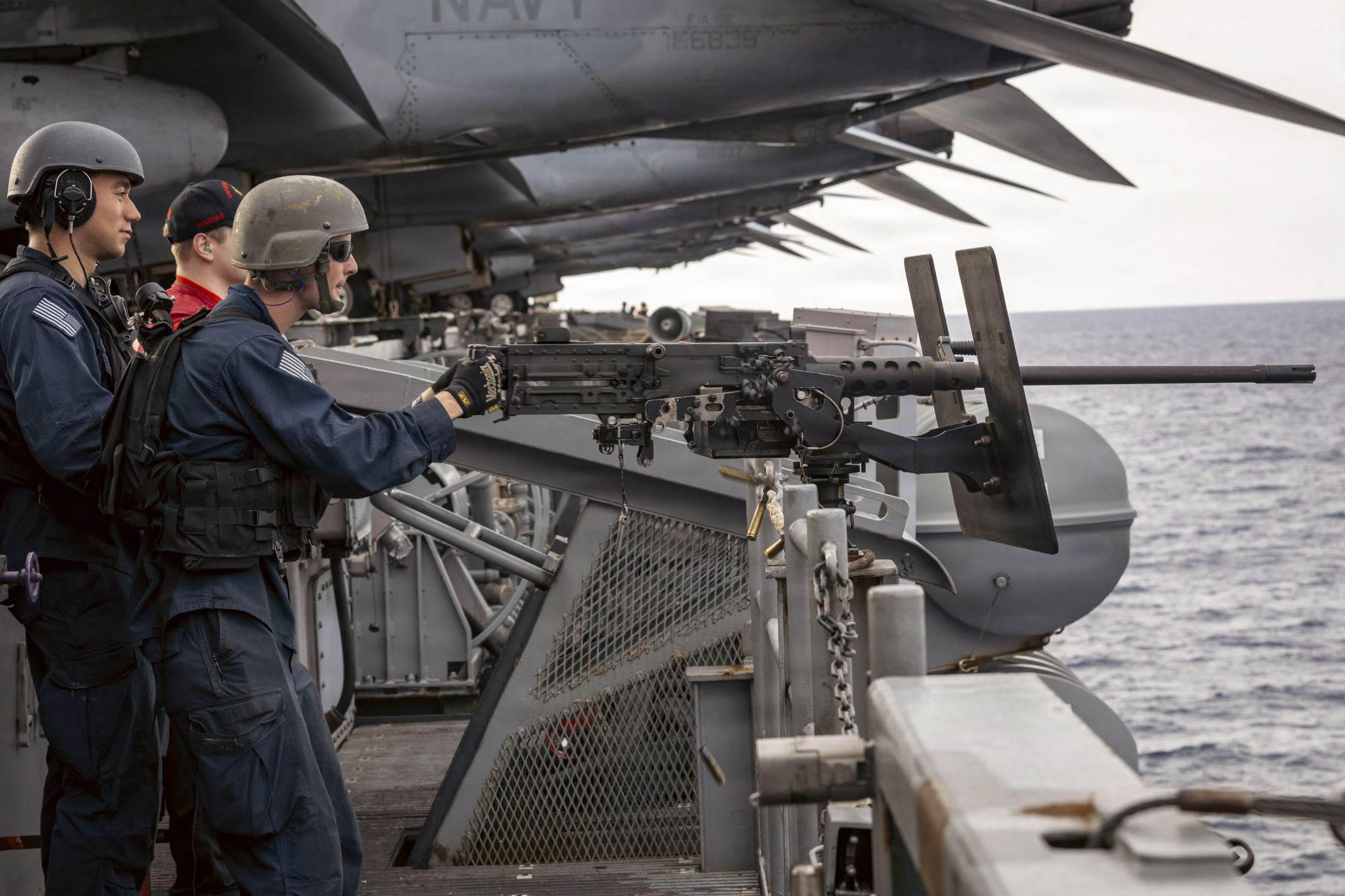 美國海軍第6艦隊官兵進行實彈射擊演習。（取自美國第6艦隊flickr）