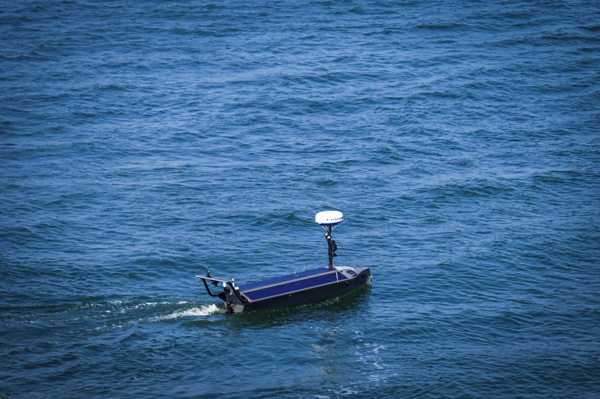 「光魚」締造太陽能船舶橫渡大西洋的最快紀錄，展現優異的自主作業效能。（取自DVIDS網站）