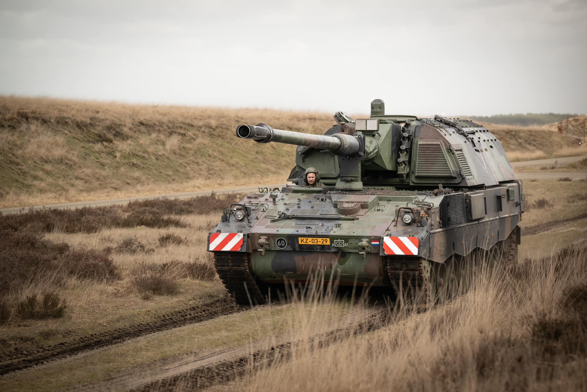 位處後方陣地的自走砲，已成敵軍無人機優先打擊目標，亟需強化防護需求。圖為荷軍PzH2000NL自走砲。（取自荷蘭國防部網站）
