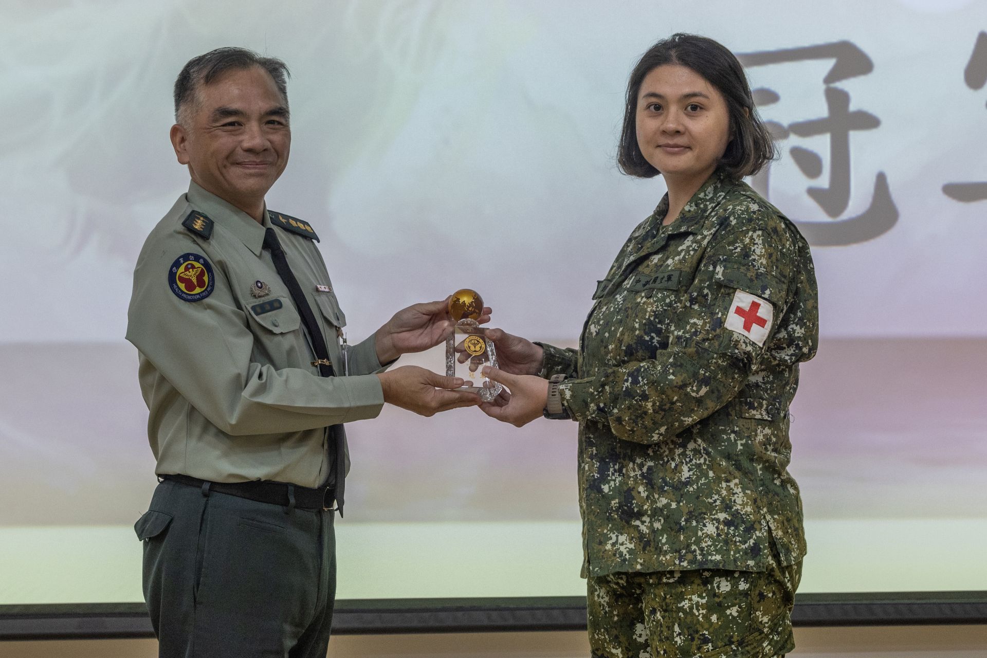  吳上尉（右）代表空軍受頒「戰傷救護全階段競賽」冠軍，表彰勤訓精練成果。（記者林睿奕攝）