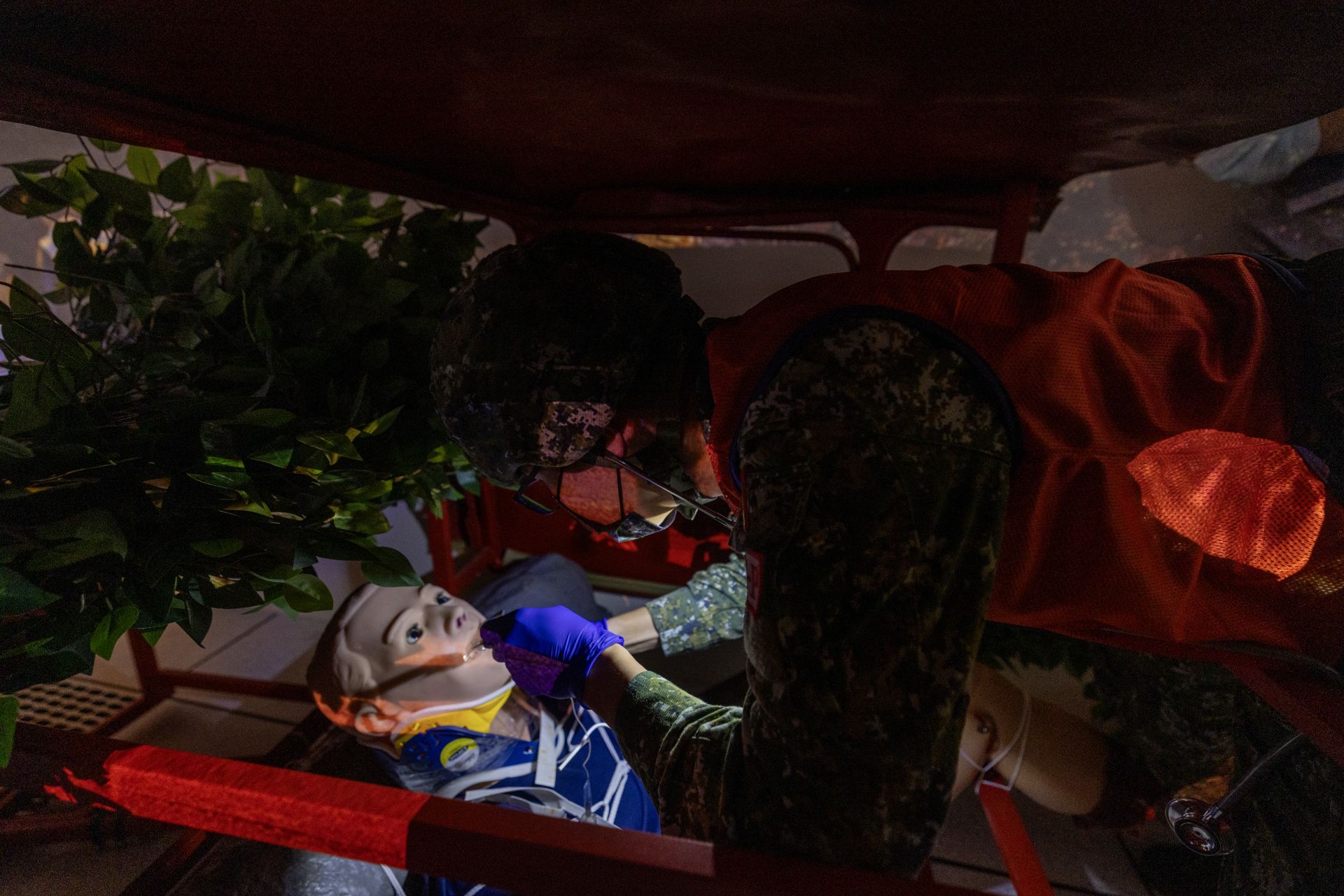  參賽官兵發揮應變能力，為受困在侷限空間的病患進行醫療作業。（記者林睿奕攝）