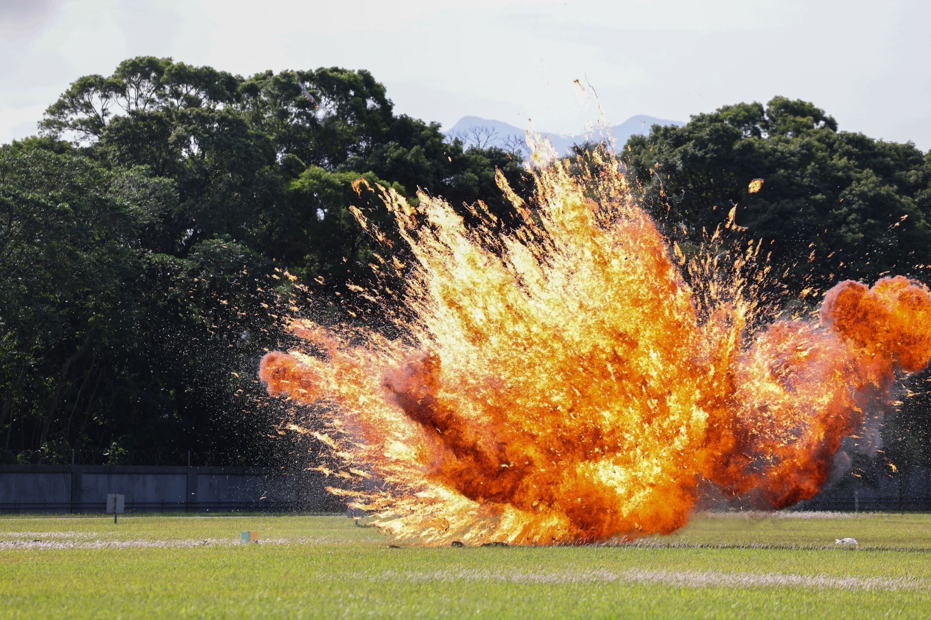  化訓中心野戰急造縱火兵器操作訓練班實爆訓練，展現縱火兵器強大破壞力。（記者王子昌攝）