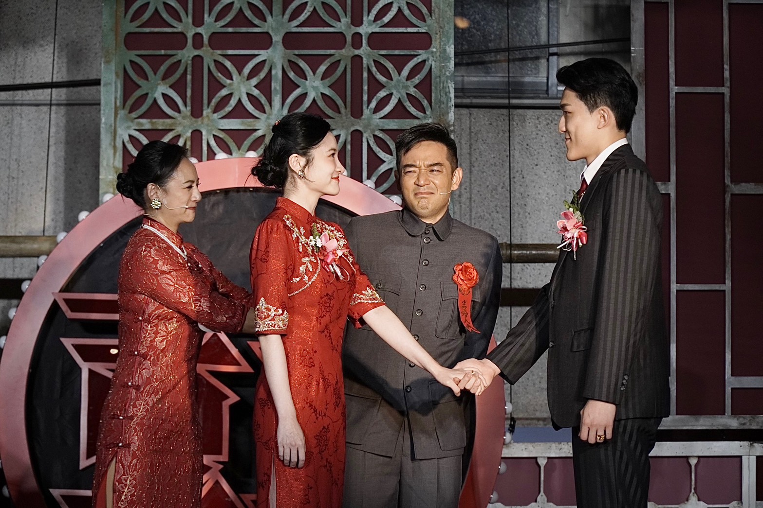  《康樂隊來了》搭配眷村菜辦桌，回到80年代村長嫁女兒場景。（金星文創提供）