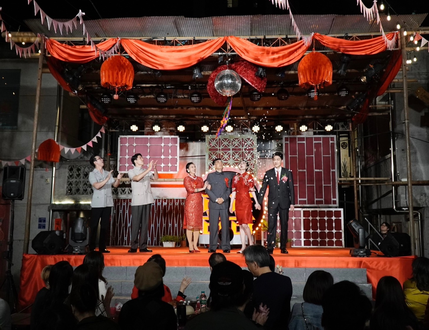  《康樂隊來了》搭配眷村菜辦桌，回到80年代村長嫁女兒場景。（金星文創提供）