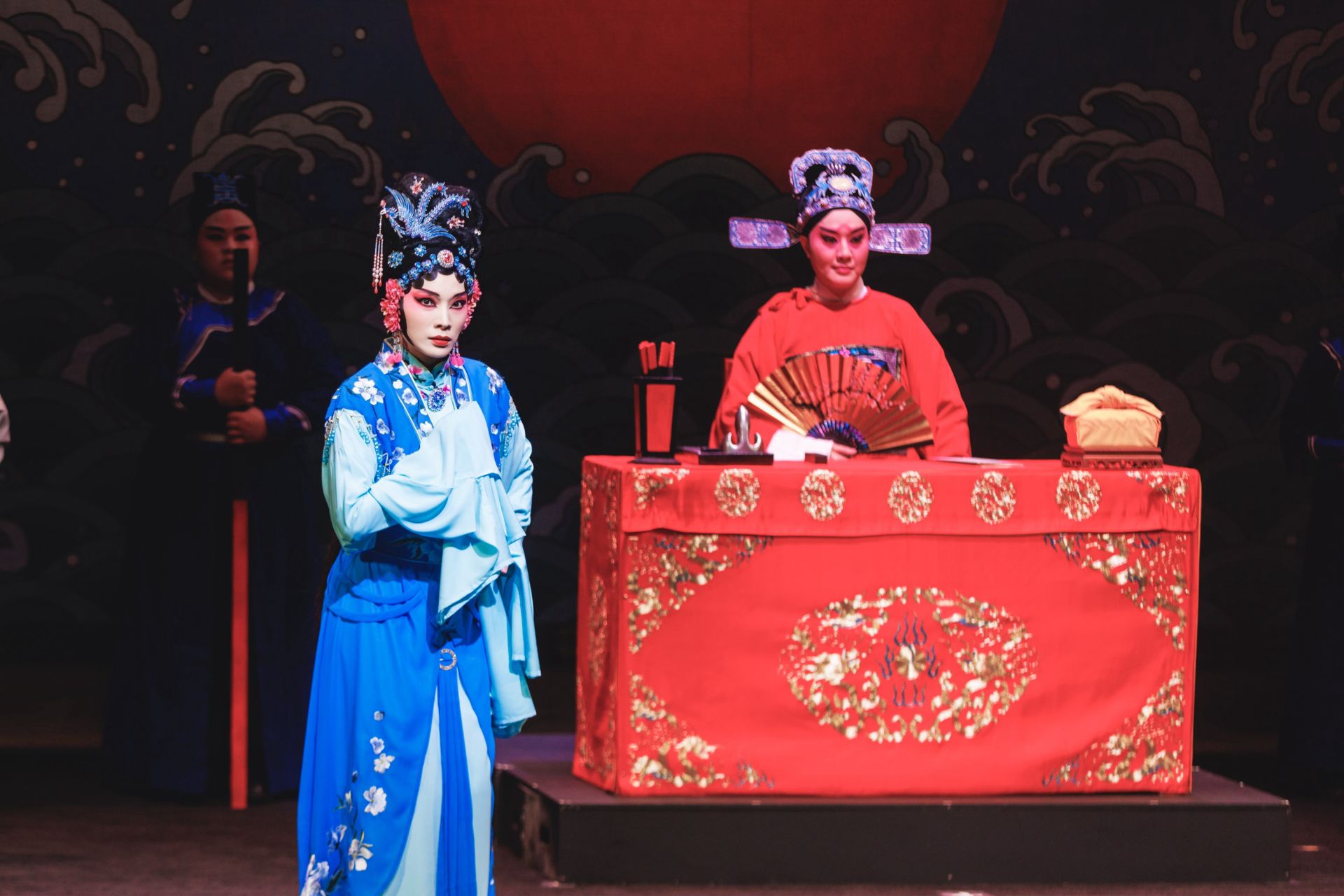  《陳三兩爬堂》由謝文琪飾演陳三兩(左)、劉建華飾演李鳳鳴。（臺灣豫劇團提供）