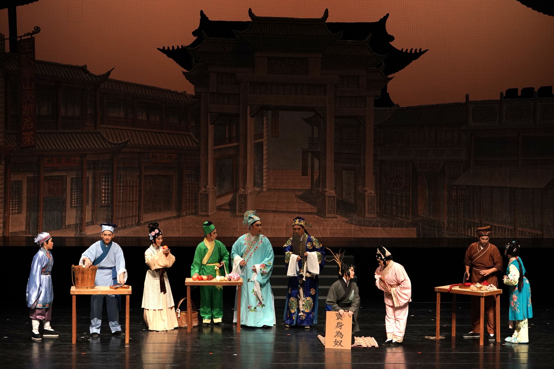  薪傳歌仔戲劇團《三進士》以細膩心理刻畫與精緻舞臺調度，讓老戲再次綻放光彩。 （薪傳歌仔戲劇團提供）