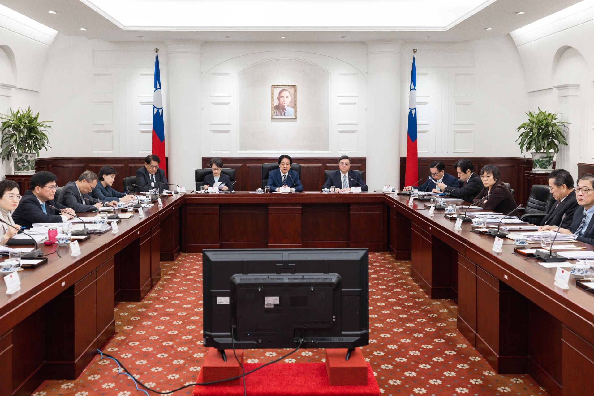  賴總統昨日召開「守護民主臺灣國安行動方案」國安高層會議，並於會後記者會提出《堅定維護國家主權，全面建構民主防禦機制》及《強化國防戰力，全方位打造國防關聯產業》兩大行動方案，以嚇阻威脅。（總統府提供）