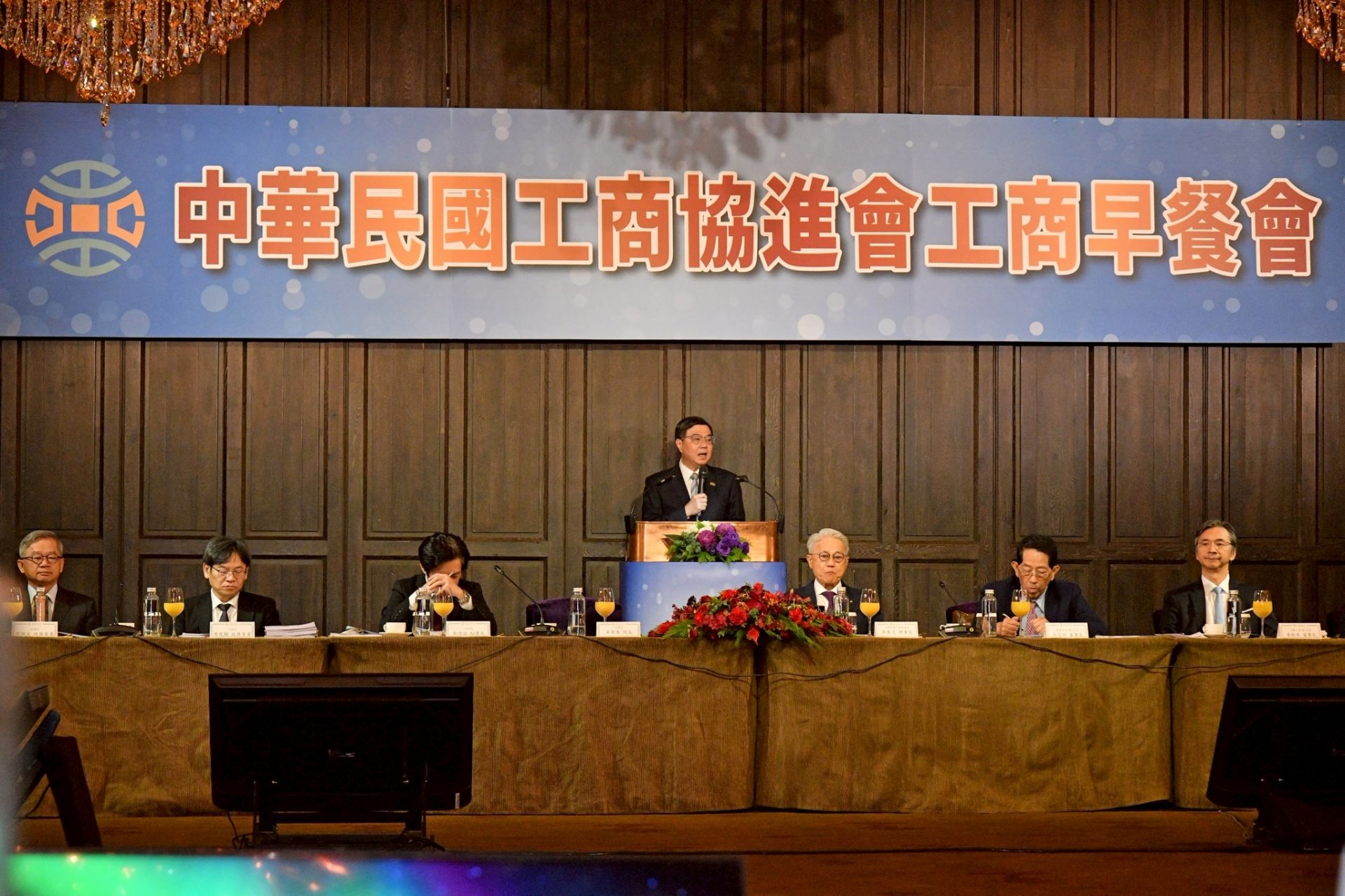  卓揆昨日出席「中華民國工商協進會工商早餐會」，向工商界領袖說明經濟現況及明年度中央政府施政重點。（行政院提供）