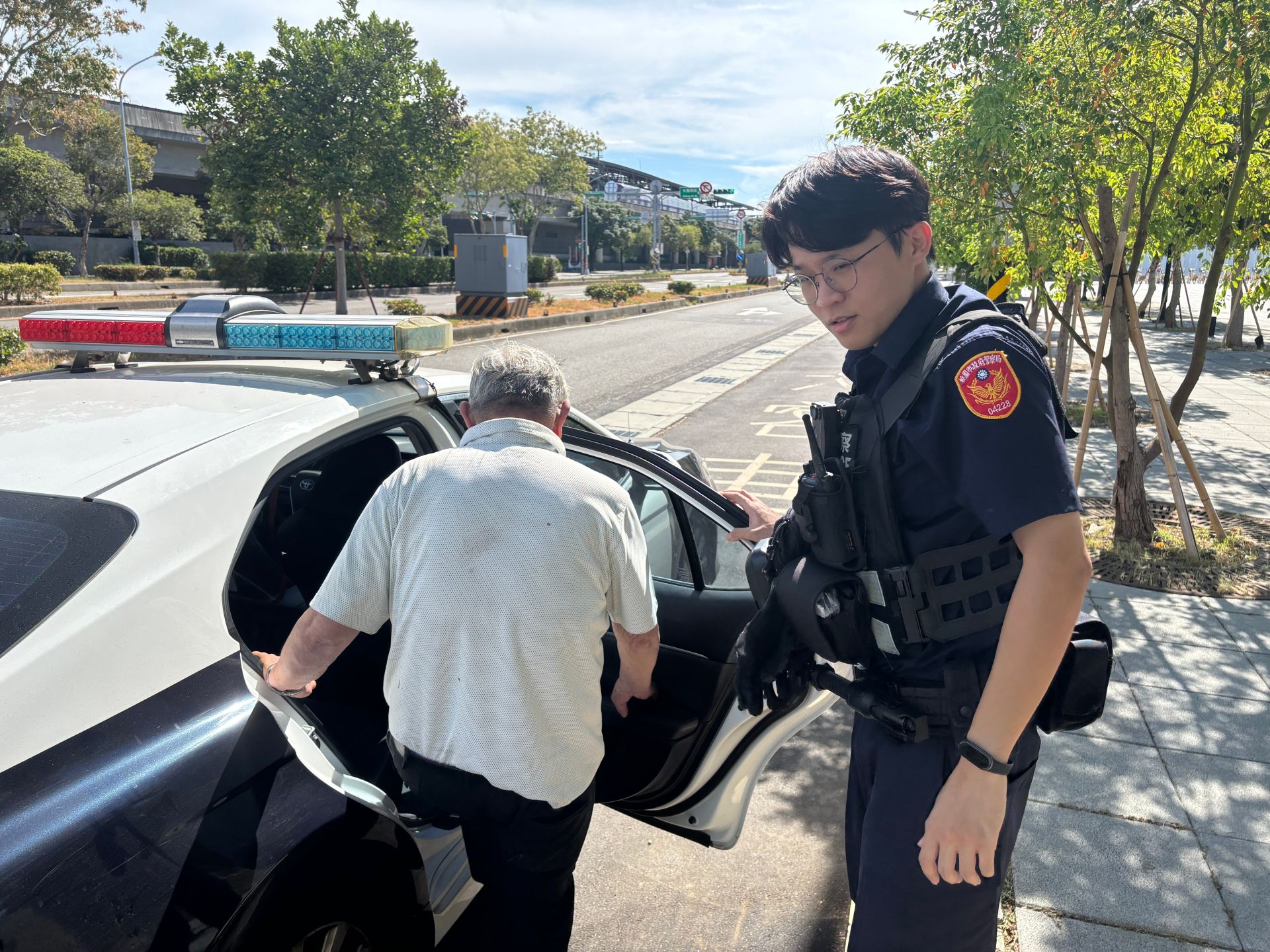 青埔派出所員警協助老翁返家。（中壢警分局提供）