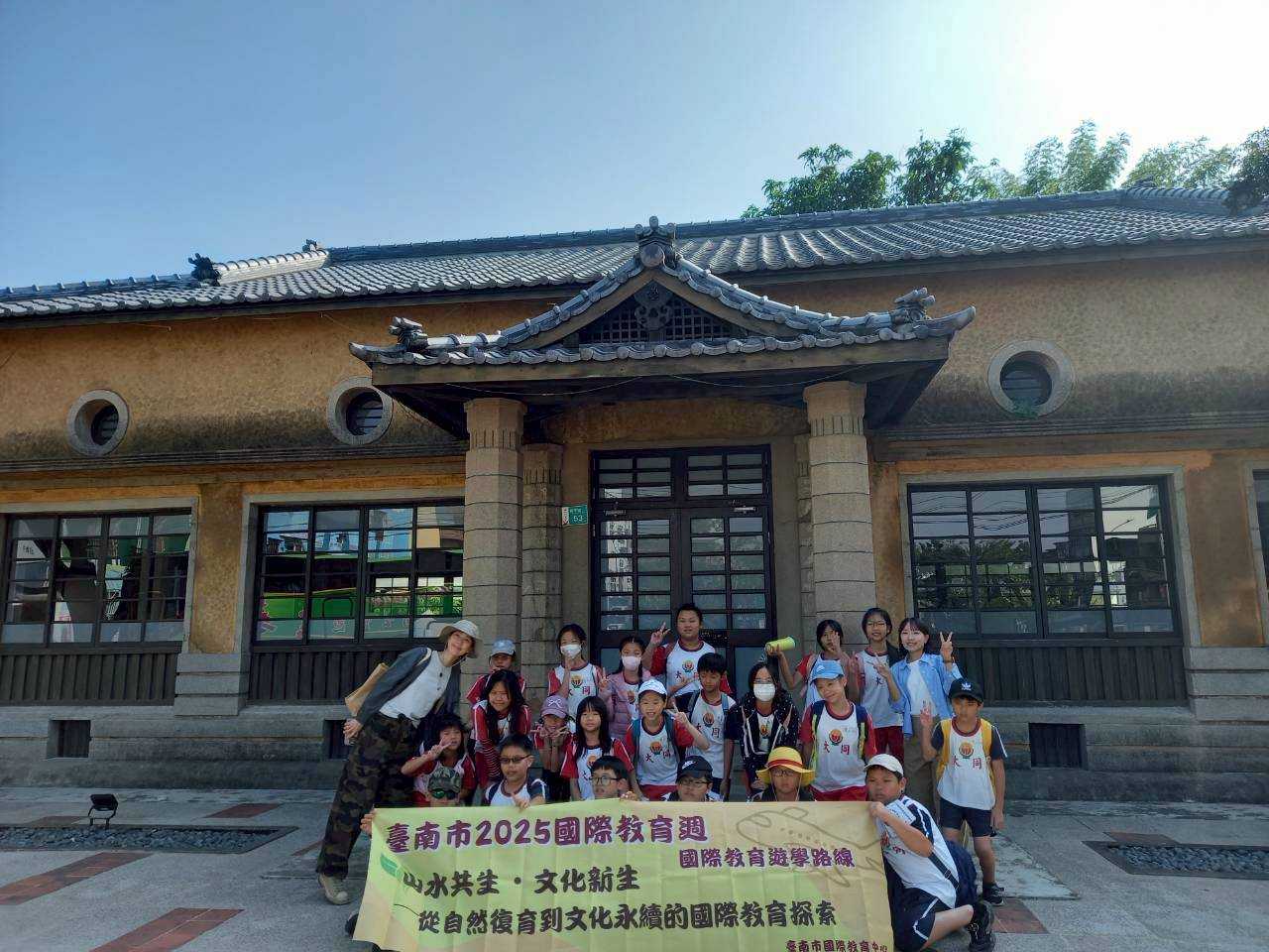 臺南市政府教育局首度打造「國際教育遊學路線」，帶領學生踏訪老街、古蹟與舊城風貌，透過1日走讀以國際視野重新認識臺南。（臺南市政府提供）