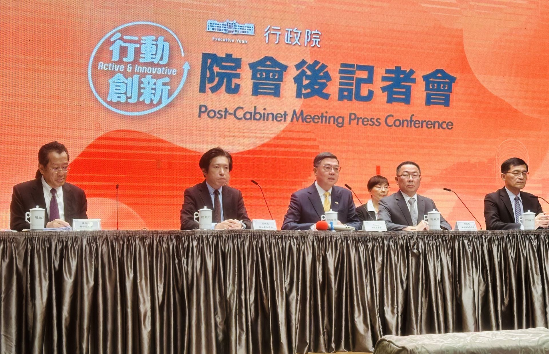 行政院會今日通過國防部「強化防衛韌性及不對稱戰力計畫採購特別條例」，行政院長卓榮泰出席院會後記者會說明特別條例的重要性。（記者郭曉蓓攝）