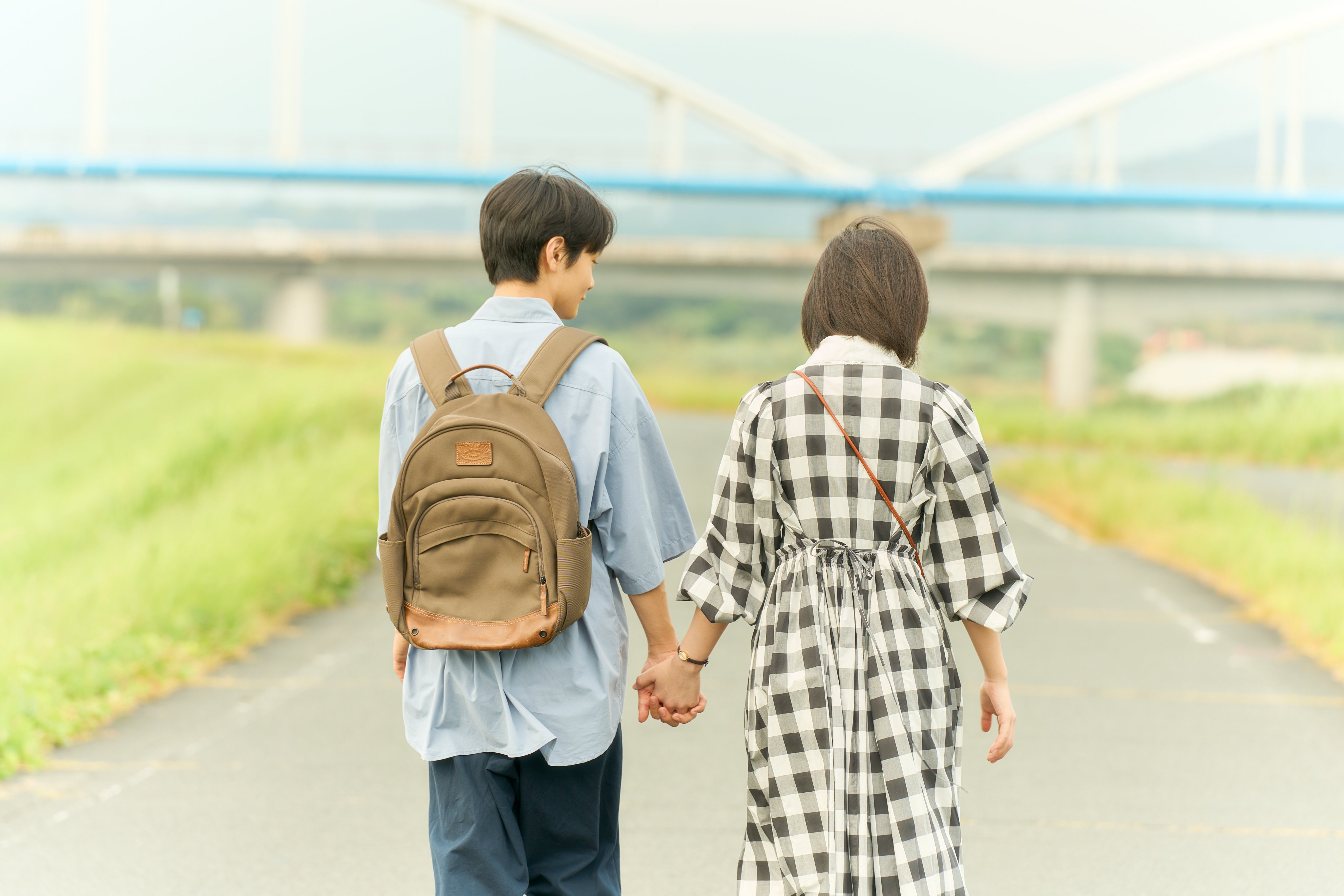 齋藤潤（左）與當真亞美牽手散步被視為全片最心動的經典場景。（中影提供）