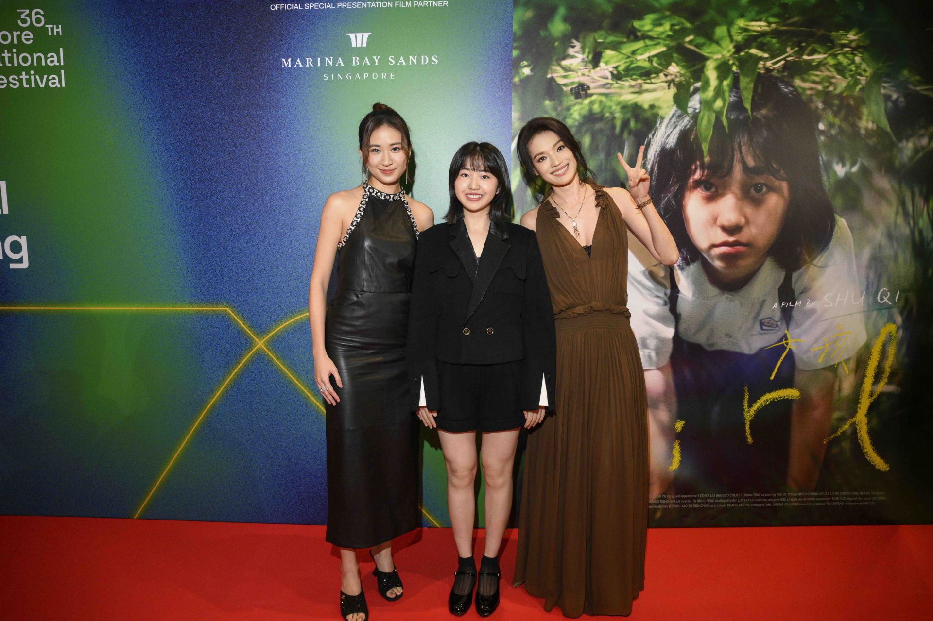 舒淇（右起）與《女孩》主演白小櫻、9m88出席新加坡國際影展開幕儀式。（甲上娛樂提供）