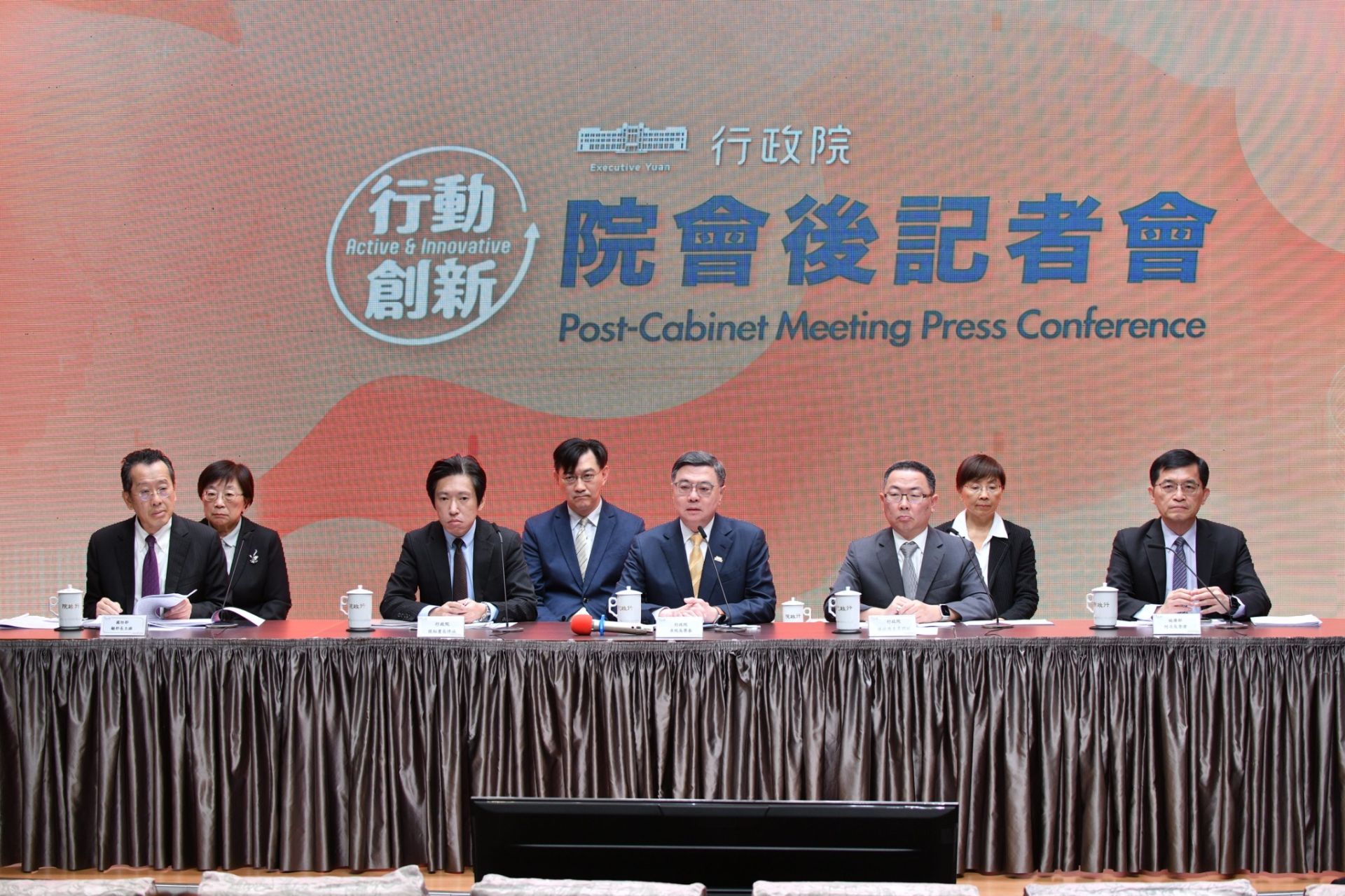 行政院長卓榮泰今日親自出席行政院會後記者會，說明行政院在「財政收支劃分法」的立場。（行政院提供）