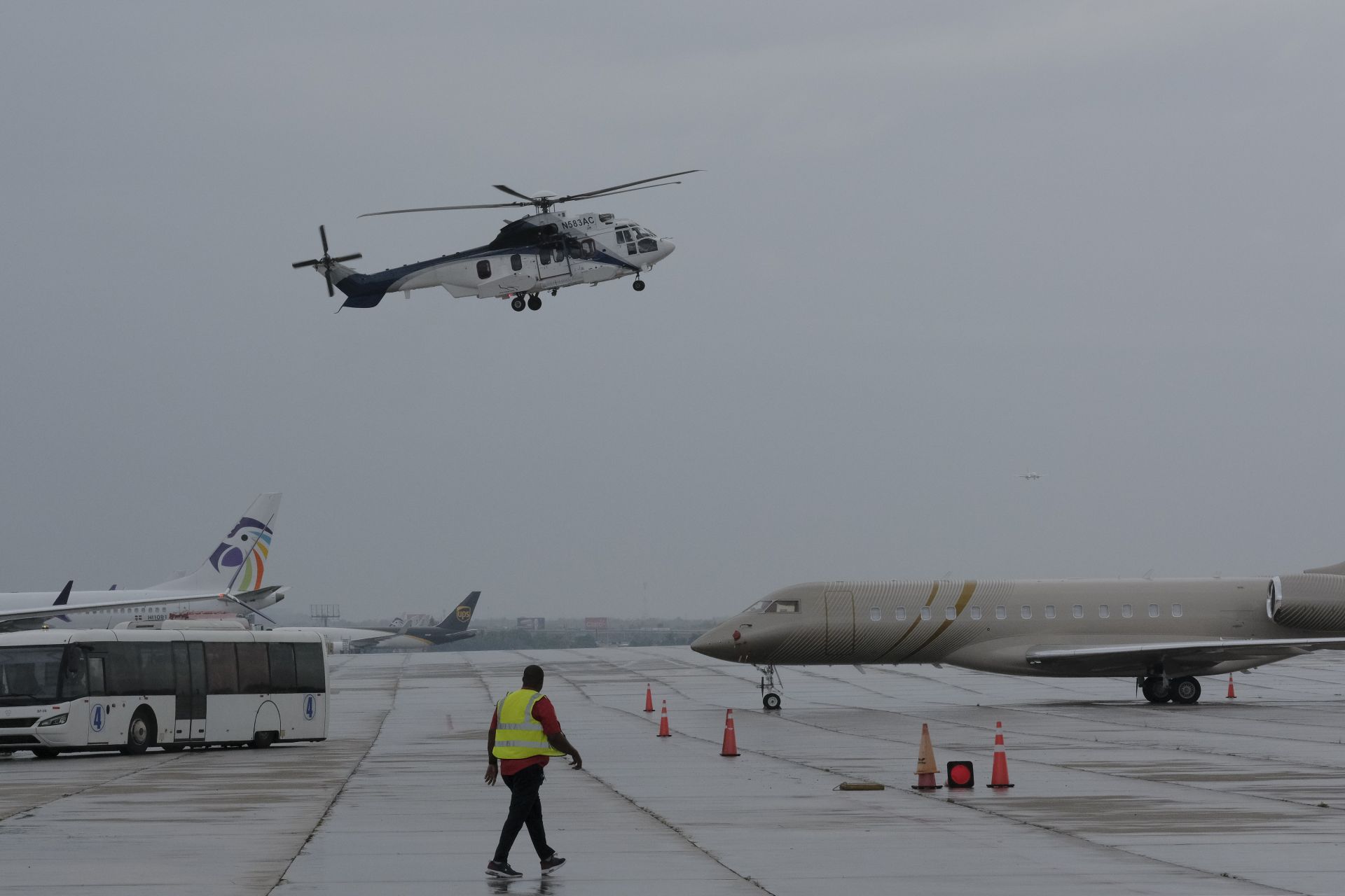  KC-135加油機、C-130運輸機等美軍機將進駐美洲國際機場等地，執行後勤運輸任務。圖為美方直升機先前赴該機場撤僑。（達志影像／美聯社資料照片）