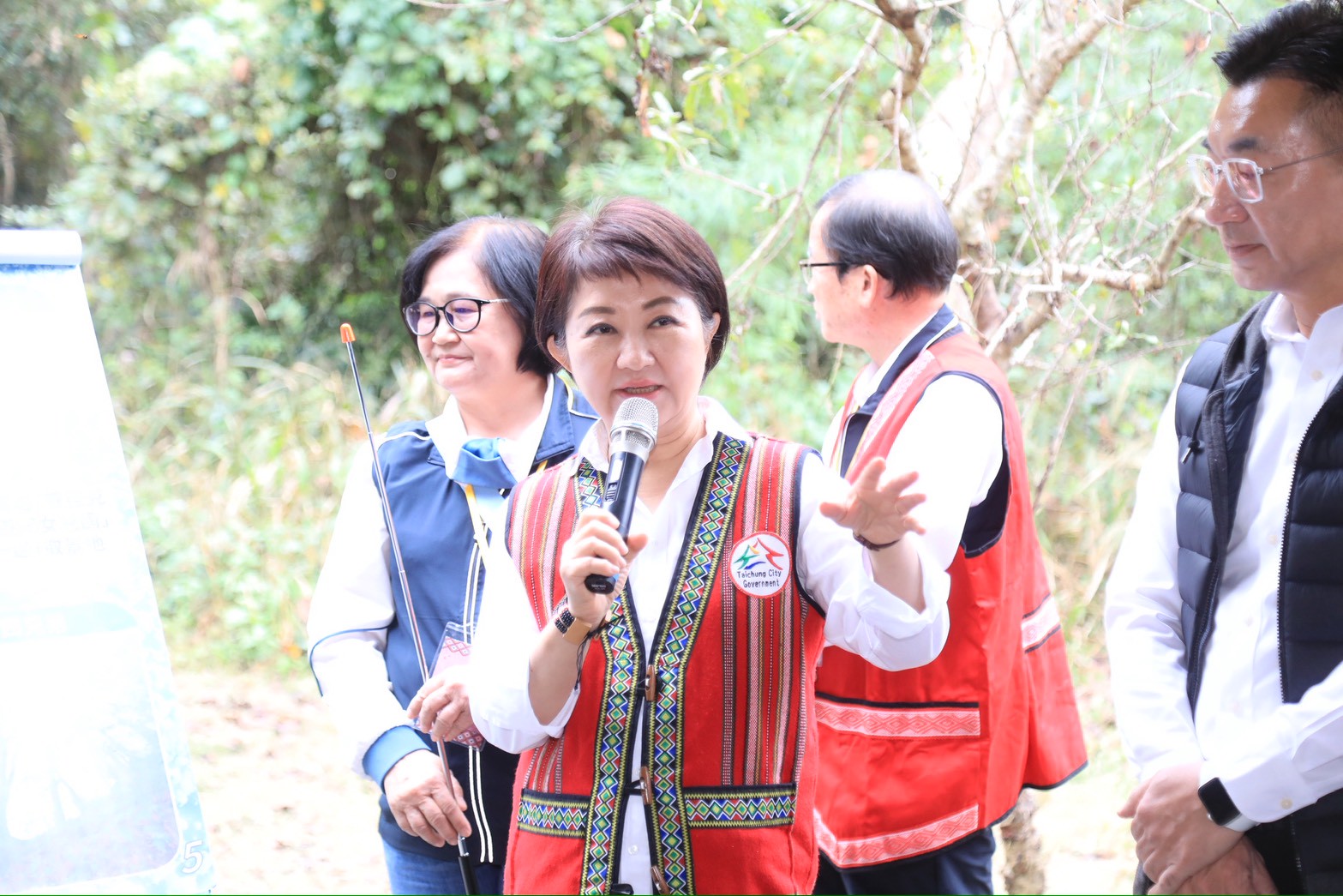 臺中市長盧秀燕今日再次前往和平區桃山部落關心地方觀光建設推動情形，並視察今年10月完工的「雪山坑登山步道」，連結知名打卡熱點「巨人之手」。（中市觀旅局提供）