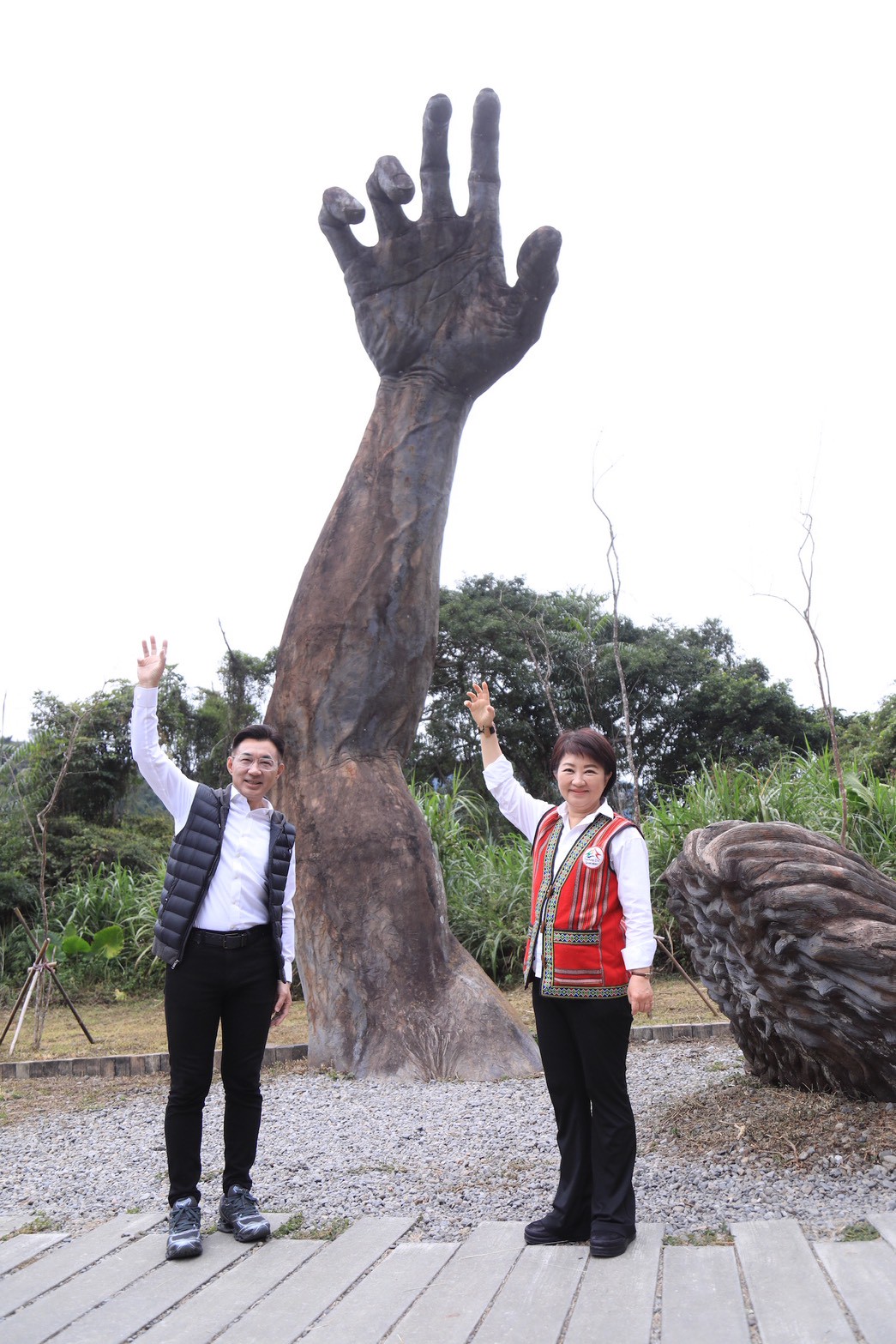 臺中市長盧秀燕今日再次前往和平區桃山部落關心地方觀光建設推動情形，並視察今年10月完工的「雪山坑登山步道」，連結知名打卡熱點「巨人之手」。（中市觀旅局提供）