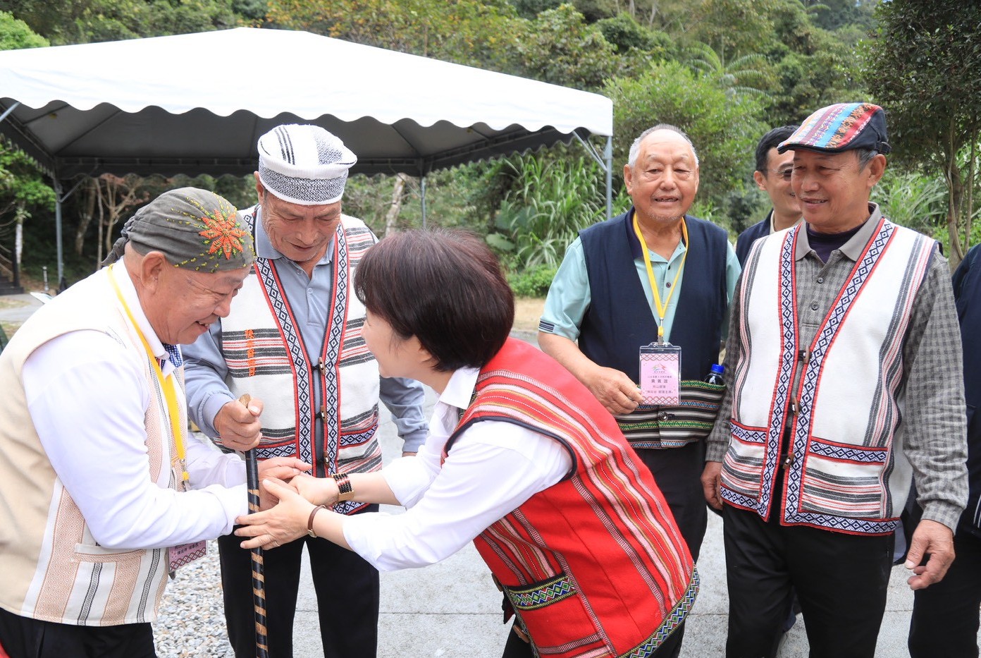 臺中市長盧秀燕今日再次前往和平區桃山部落關心地方觀光建設推動情形，並視察今年10月完工的「雪山坑登山步道」，連結知名打卡熱點「巨人之手」。（中市觀旅局提供）