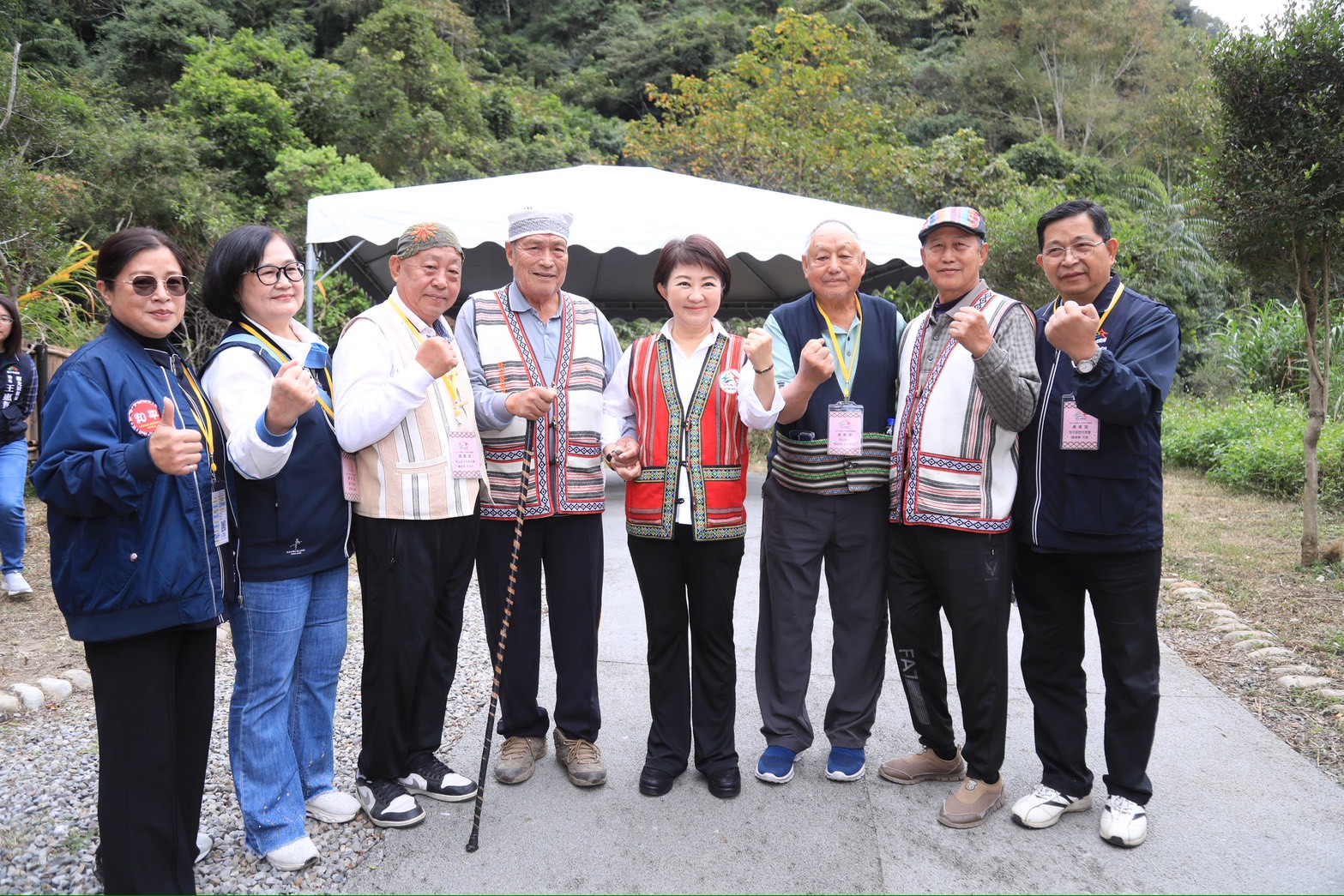 臺中市長盧秀燕今日再次前往和平區桃山部落關心地方觀光建設推動情形，並視察今年10月完工的「雪山坑登山步道」，連結知名打卡熱點「巨人之手」。（中市觀旅局提供）