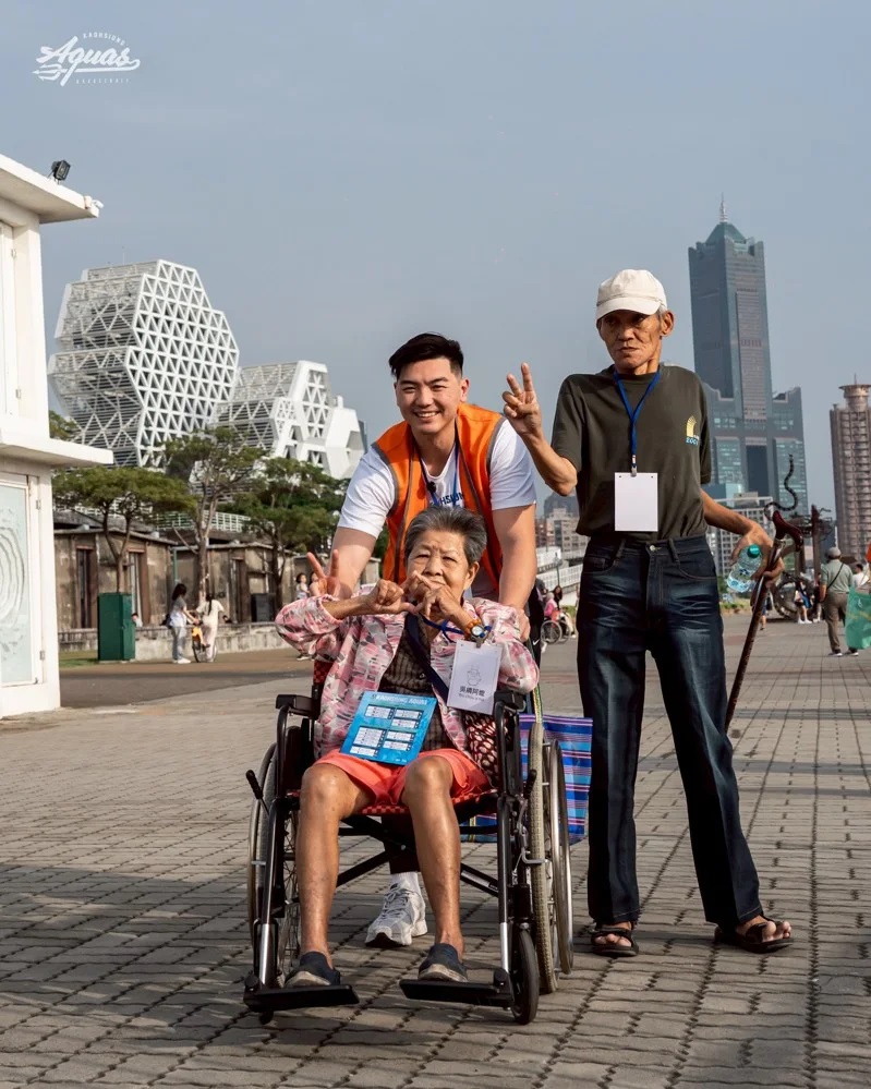 胡瓏貿參與弘道老人福利基金會「弱勢長輩關懷服務」圓夢計劃。（全家海神球團提供）