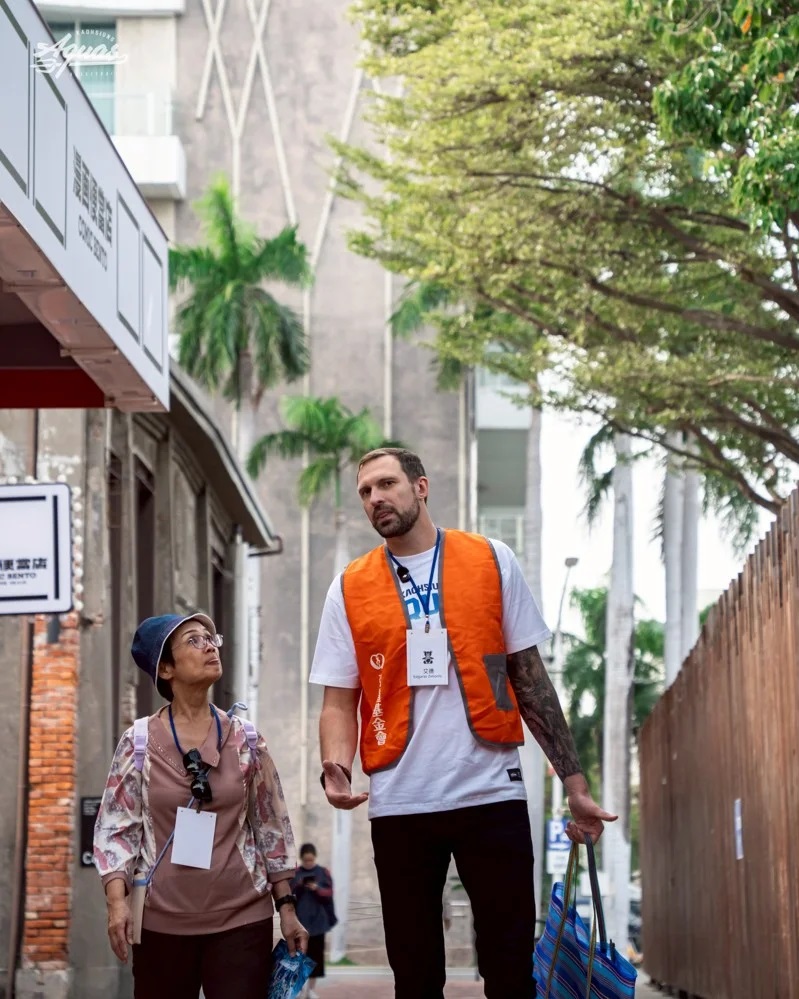 洋將艾德參與弘道老人福利基金會「弱勢長輩關懷服務」圓夢計劃。（全家海神球團提供）