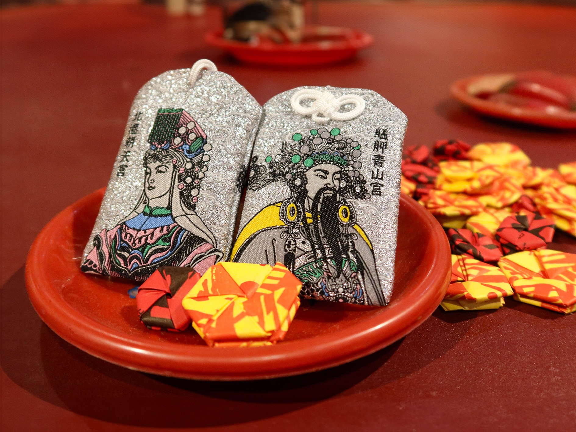 「艋舺青山宮X北港朝天宮聯名香火袋」特別以青山靈安尊王與北港媽祖為雙主視覺設計，且首次以真空封裝呈現，是結合設計與信仰的收藏型隨身護佑。（取自中華文化總會臉書）