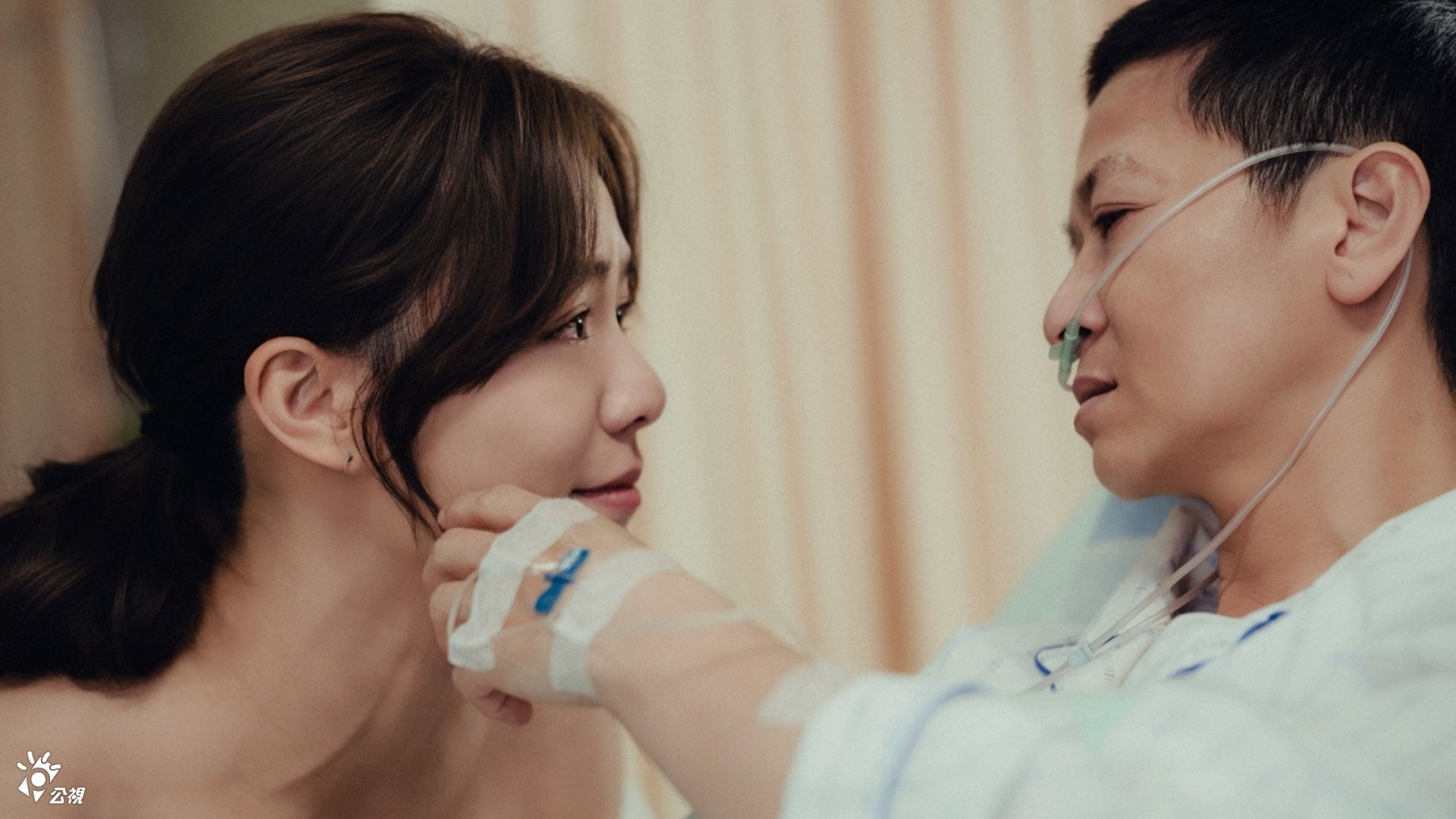 謝瓊煖（右）、宋芸樺飾演母女融入真情。（公共電視、台灣大哥大MyVideo提供）