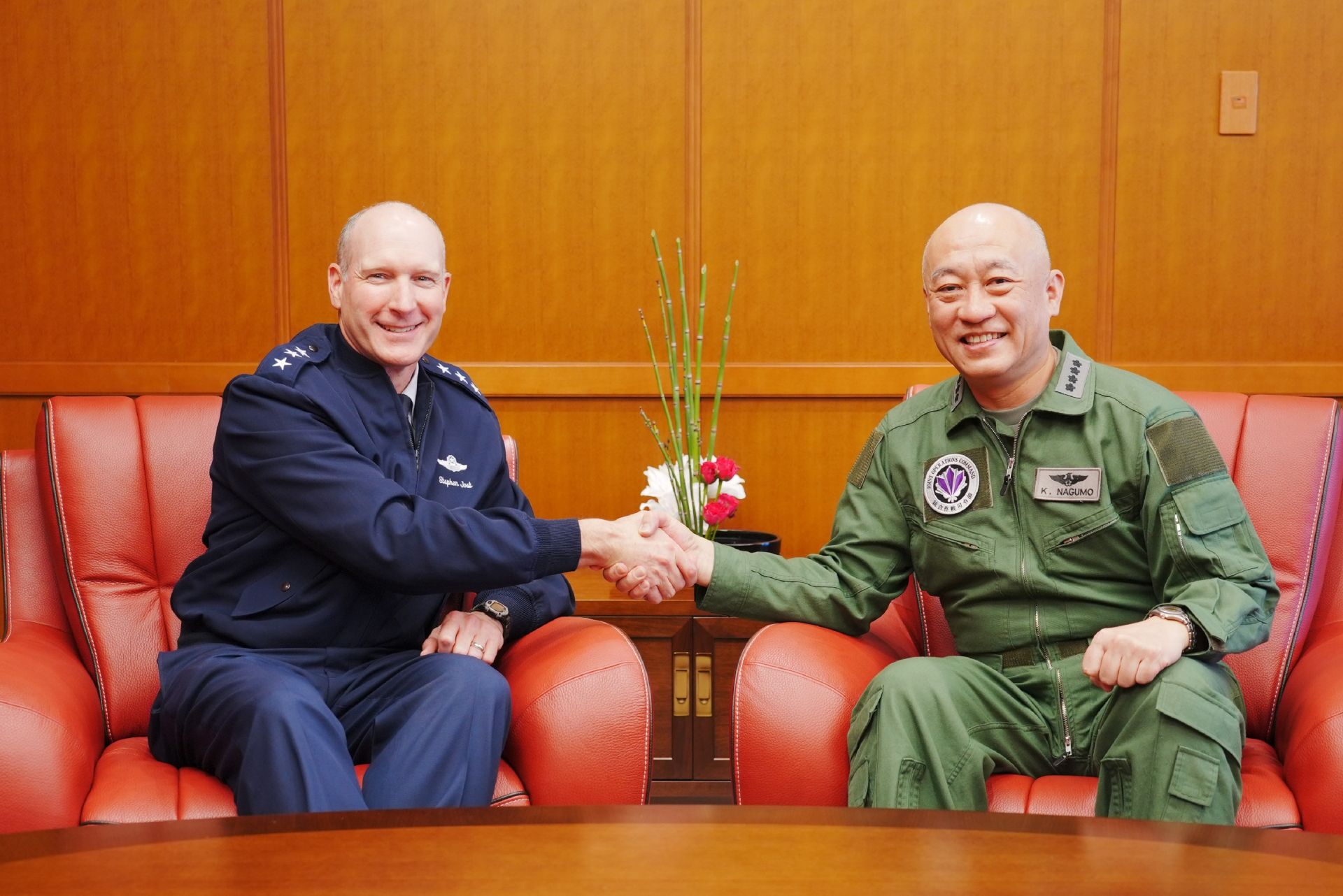 約斯特中將27日也與統合作戰司令官南雲憲一郎空將（右）會談，重申雙方將密切合作、共同應對區域安全挑戰。（取自統合作戰司令部「X」帳號）