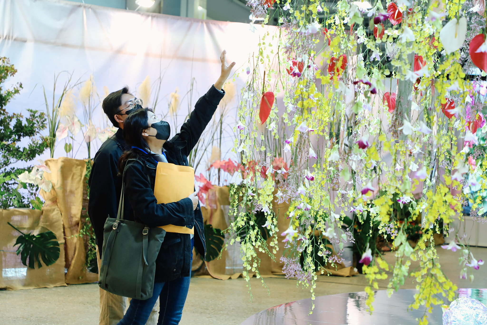 臺灣花卉推介會活動首日為專業日，開放花卉相關業者憑名片換取專業參觀證，11月28日至30日則全面免費開放，邀請民眾入場共享花卉盛事。（記者古可絜攝）